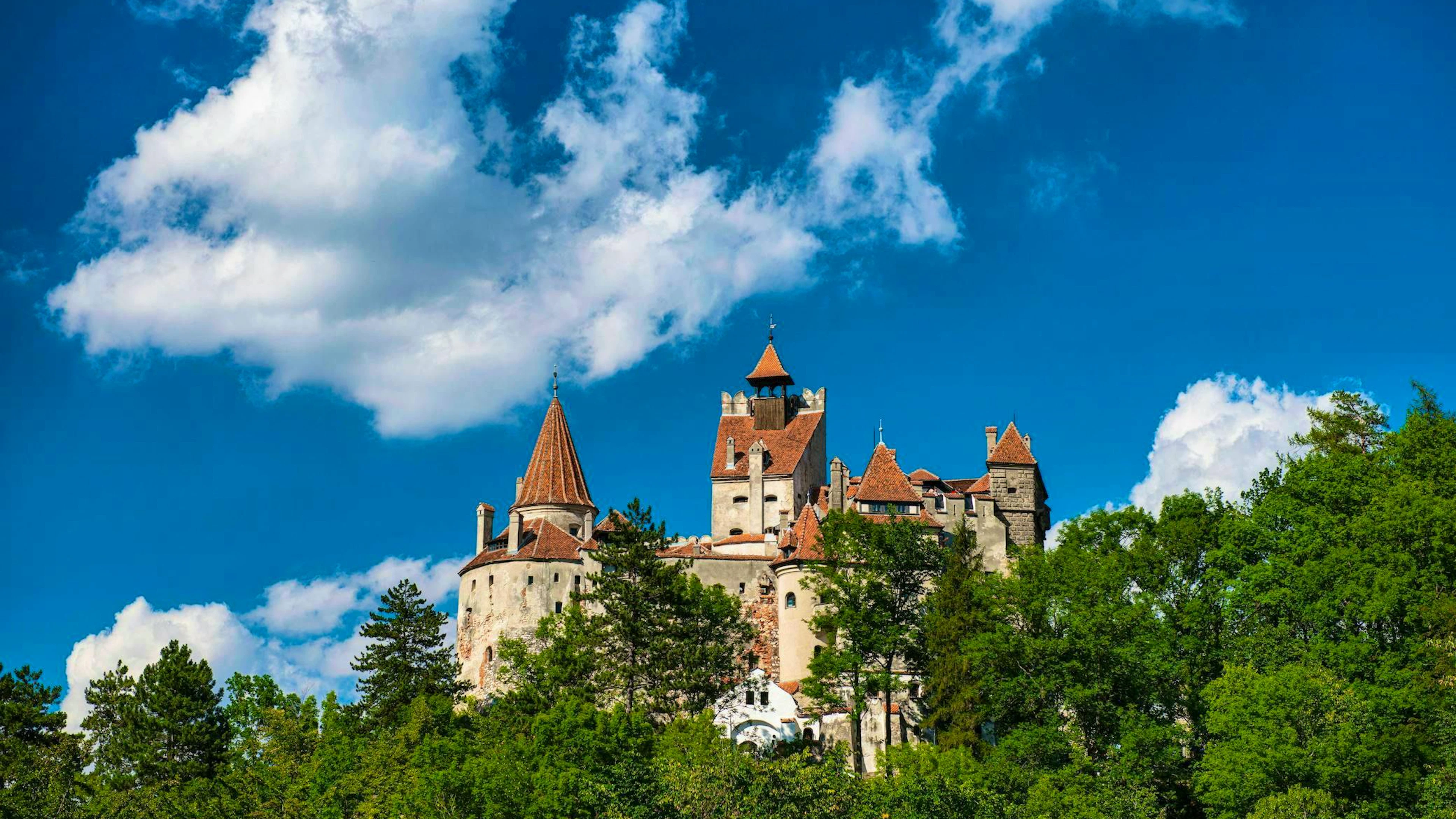 On dit que le château de Bran a été le domicile du célèbre vampire, le comte Dracula. Tu veux y combiner une visite avec des vacances en camping ? Tu paieras alors environ 17,23 euros par nuit.