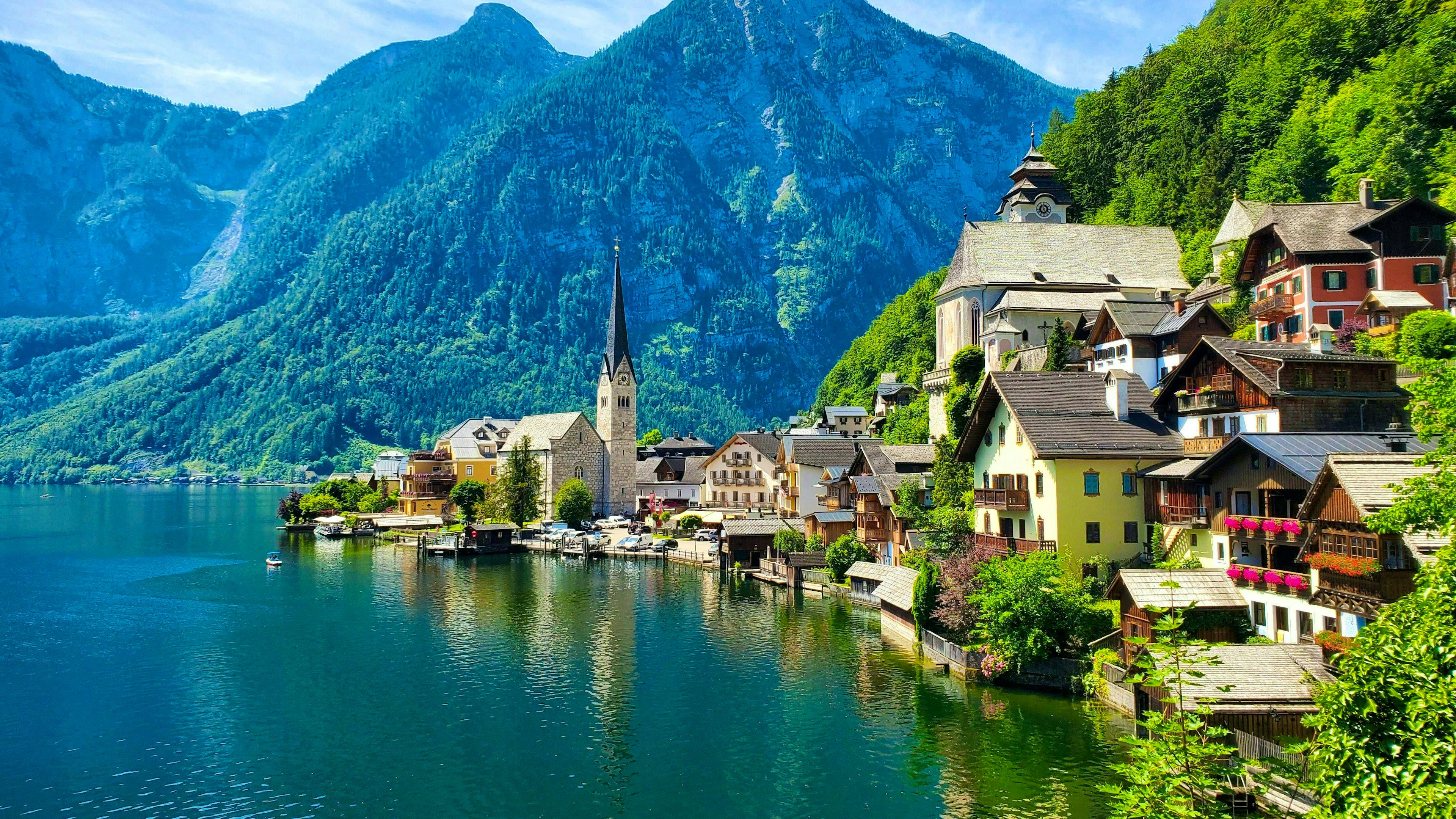 Hallstatt est souvent présenté comme le plus beau village d'Autriche. Les touristes chinois sont même tellement enchantés qu'il a été reproduit dans leur pays d'origine. Il existe également des campings à proximité - en Autriche, le prix moyen d'une nuit s'élève à 36,35 euros.