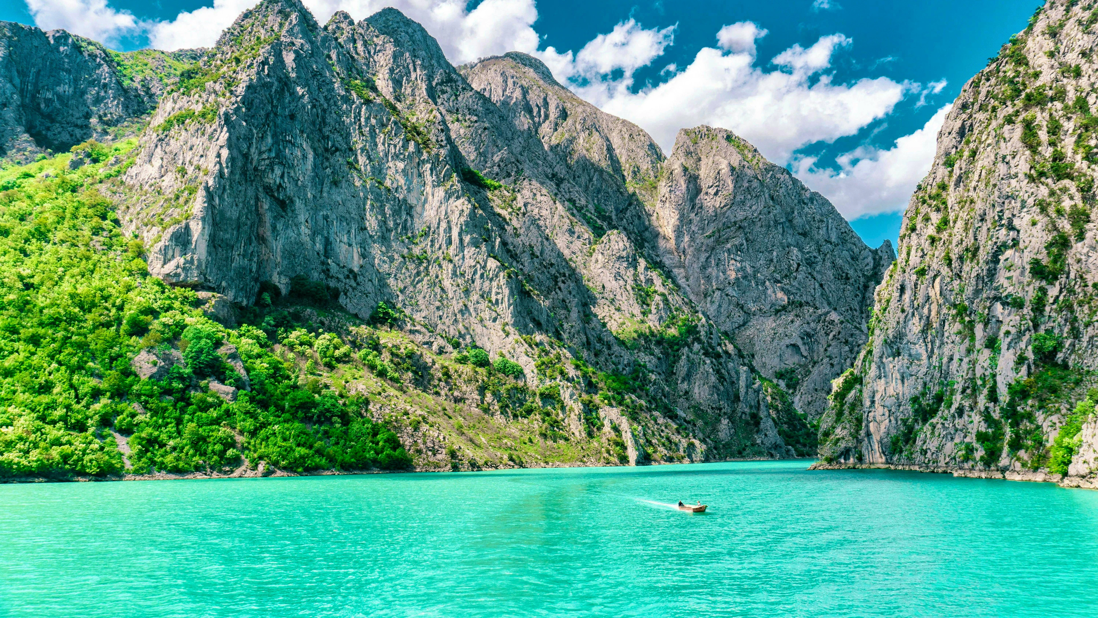 Non seulement l'Albanie connaît actuellement un boom en tant que destination de vacances, mais c'est aussi le pays le moins cher d'Europe pour le camping, avec une moyenne de 13,52 euros par nuit.
