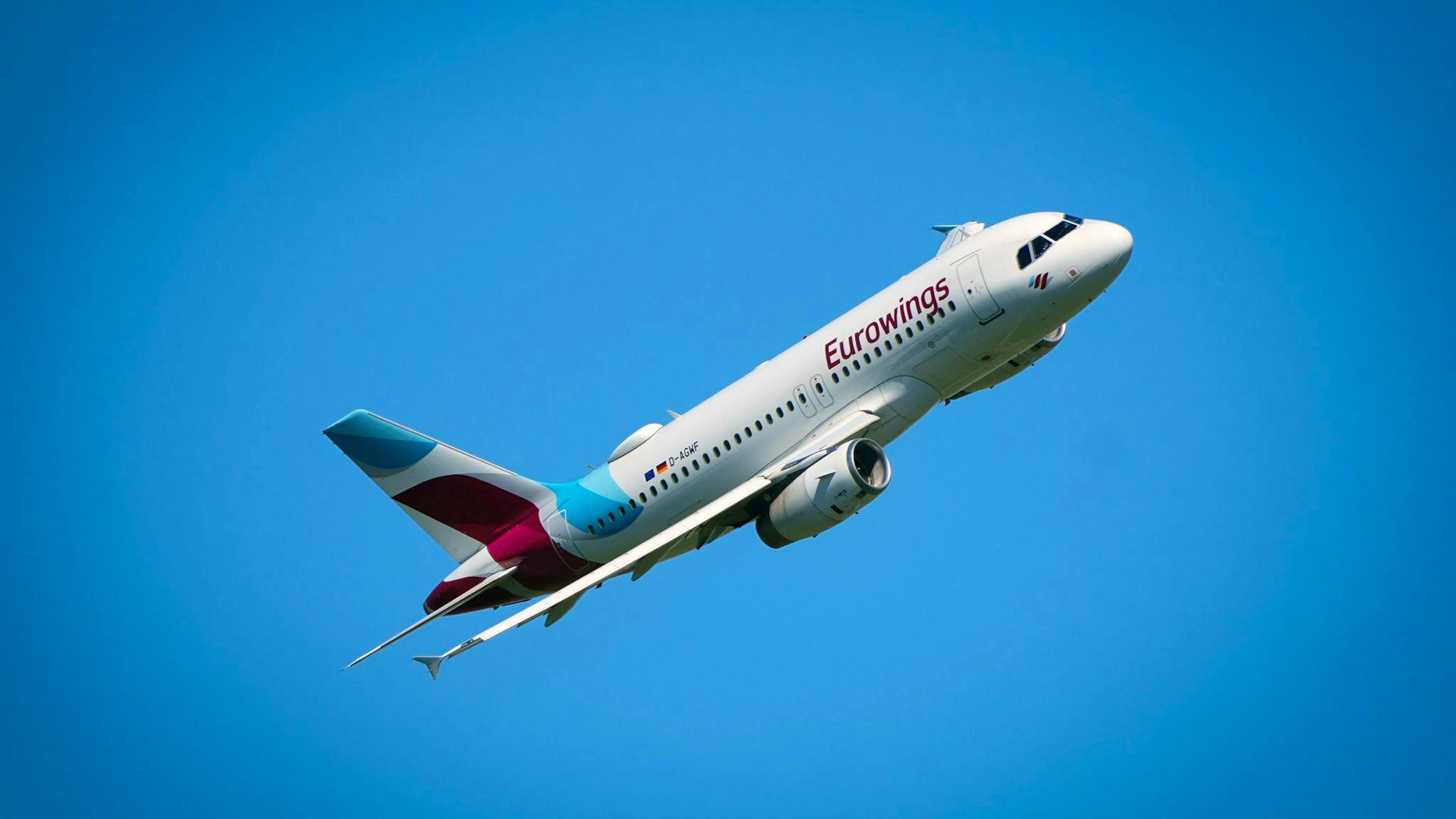 Mit nun rund 120 Flugzeugen biete Eurowings wegen der weiter stark wachsenden Nachfrage 13 Prozent mehr Plätze an als im Vorjahr.
