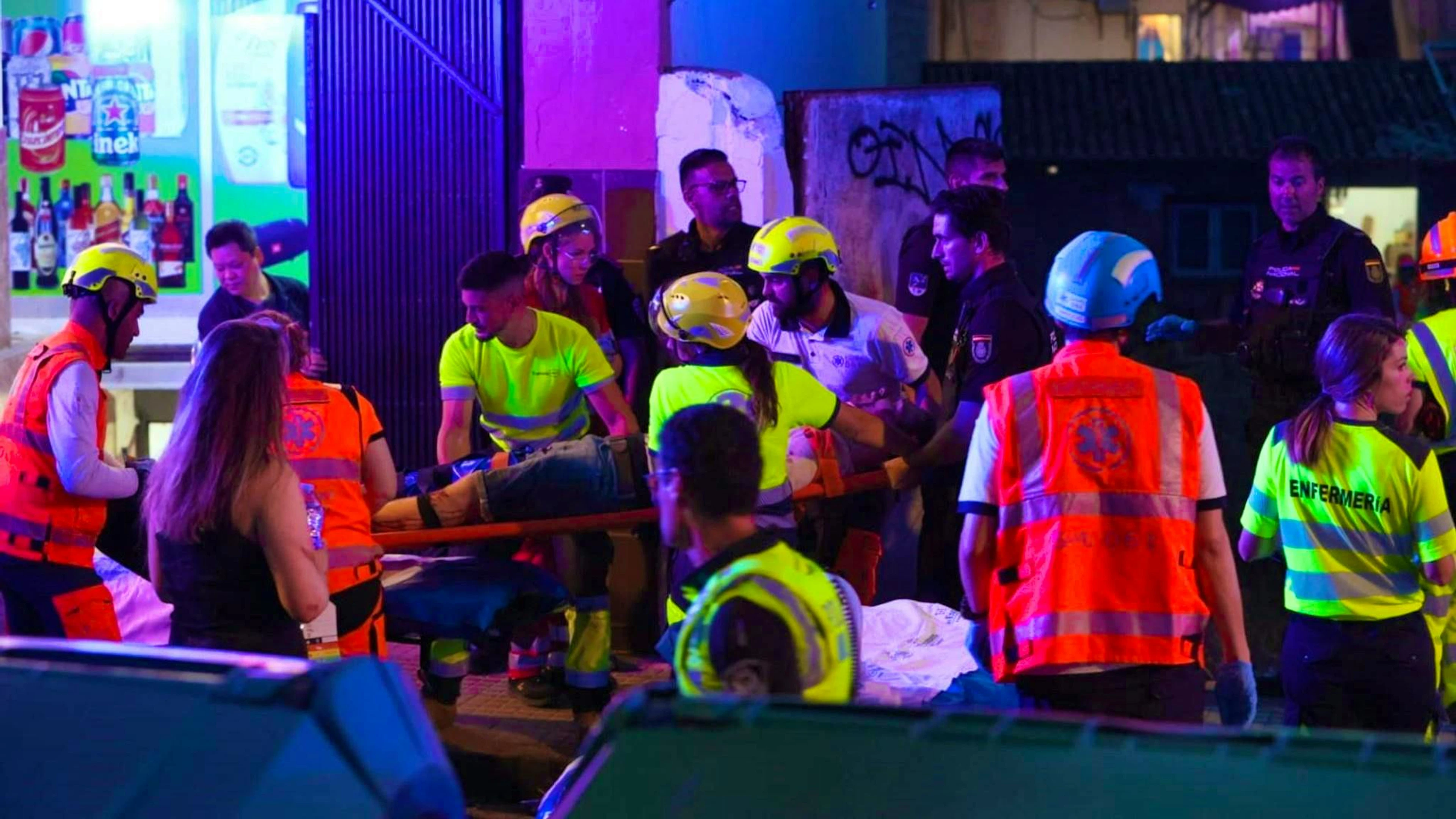 I soccorsi sono in azione dopo il crollo di un edificio sulla spiaggia di Palma.