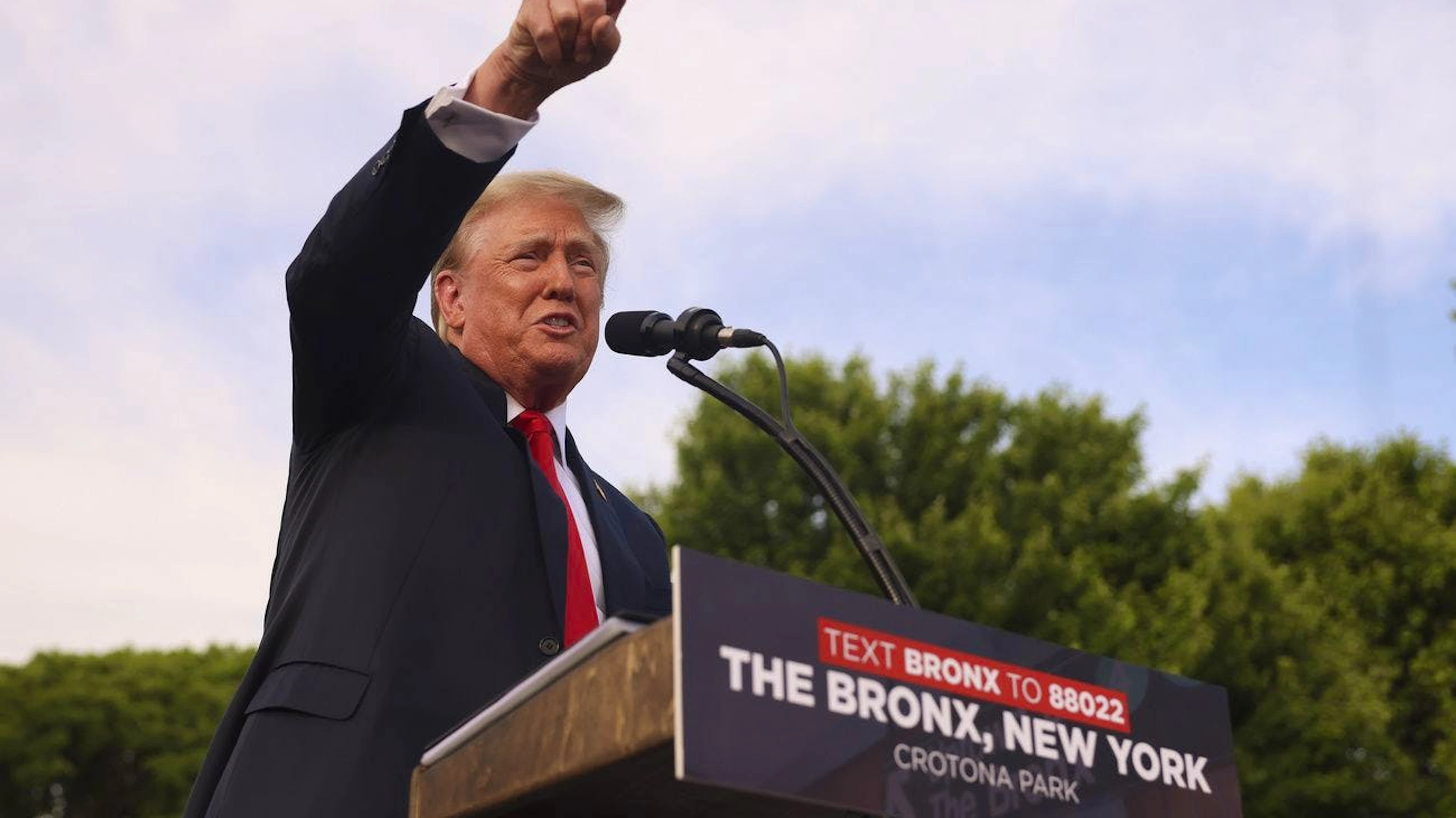 Donald Trump è andato a caccia di voti afroamericani e ispanici nella super democratica New York.