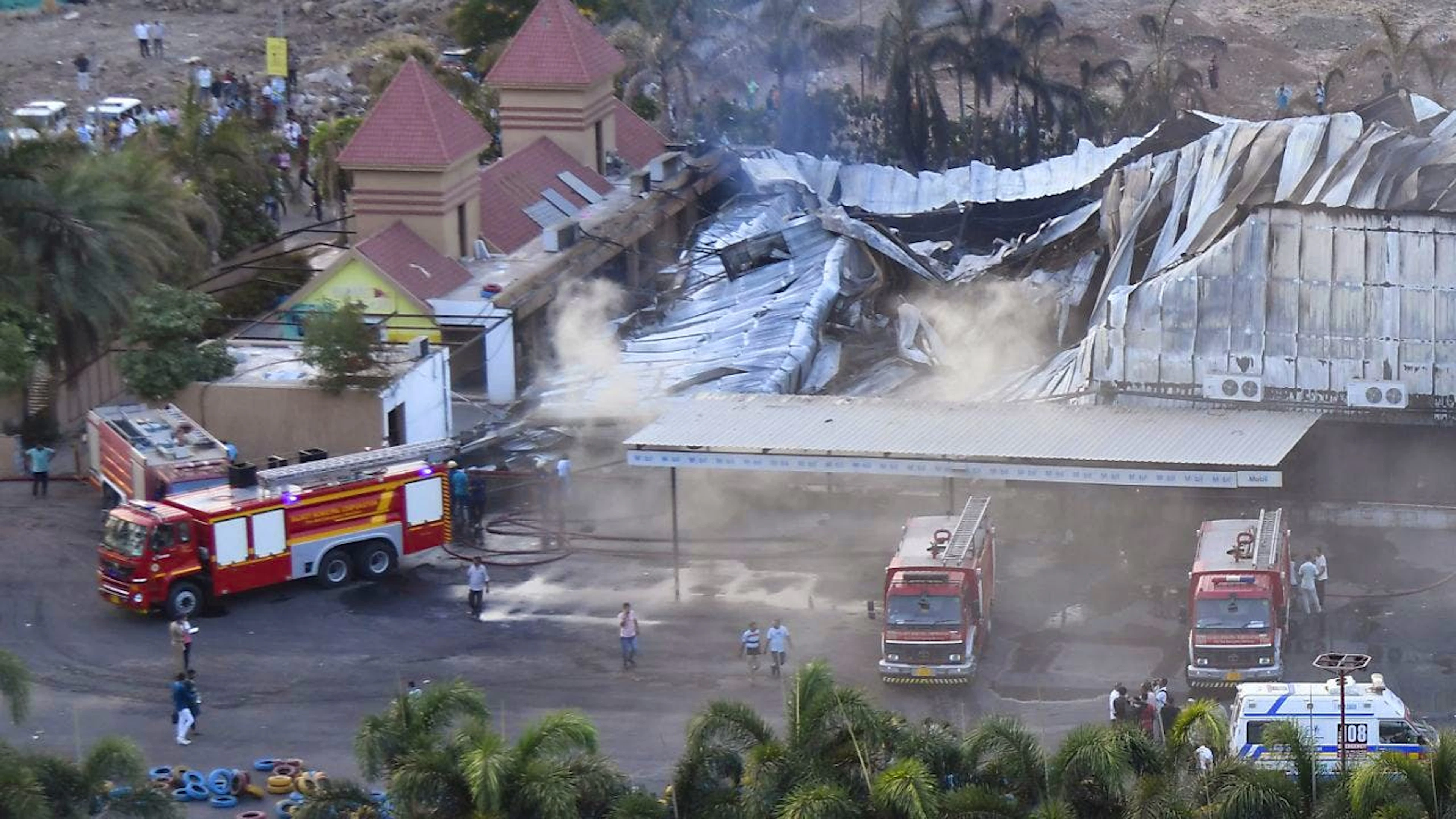 Le immagini dell'incendio nel Gujarat (India)