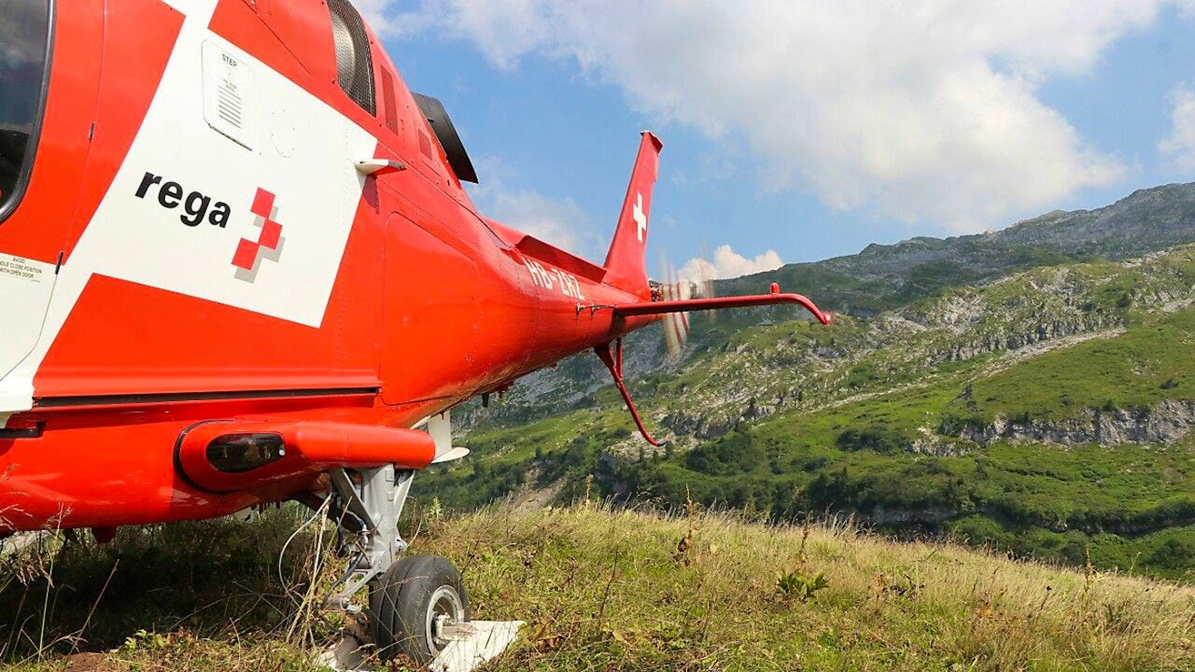 Sul posto per soccorrere il parapendista è intervenuta anche la Rega