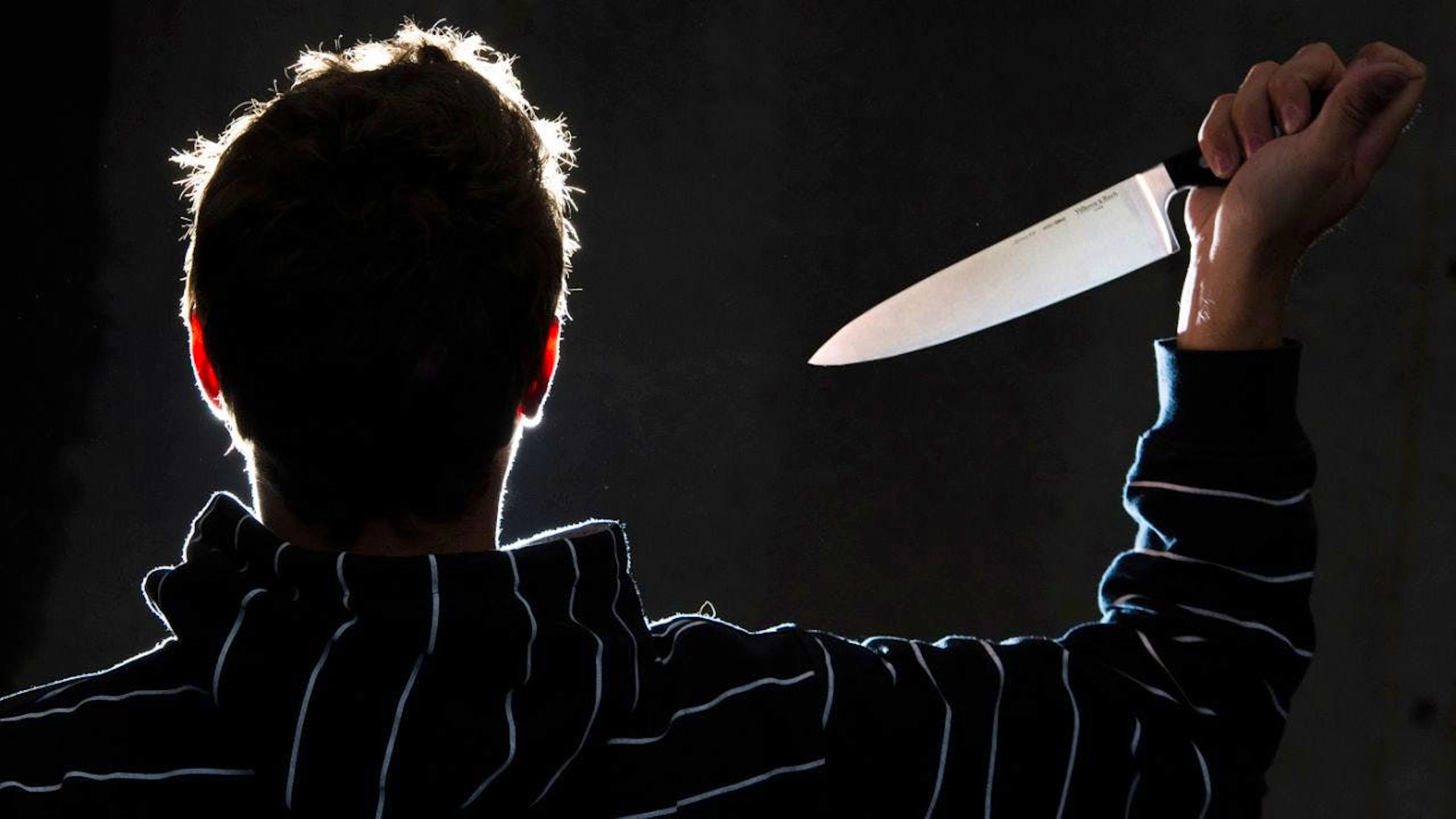 L'aggressore ha fatto irruzione in sala con indosso un impermeabile e una parrucca bionda, per poi accoltellare le giovani vittime. (Foto simbolica)