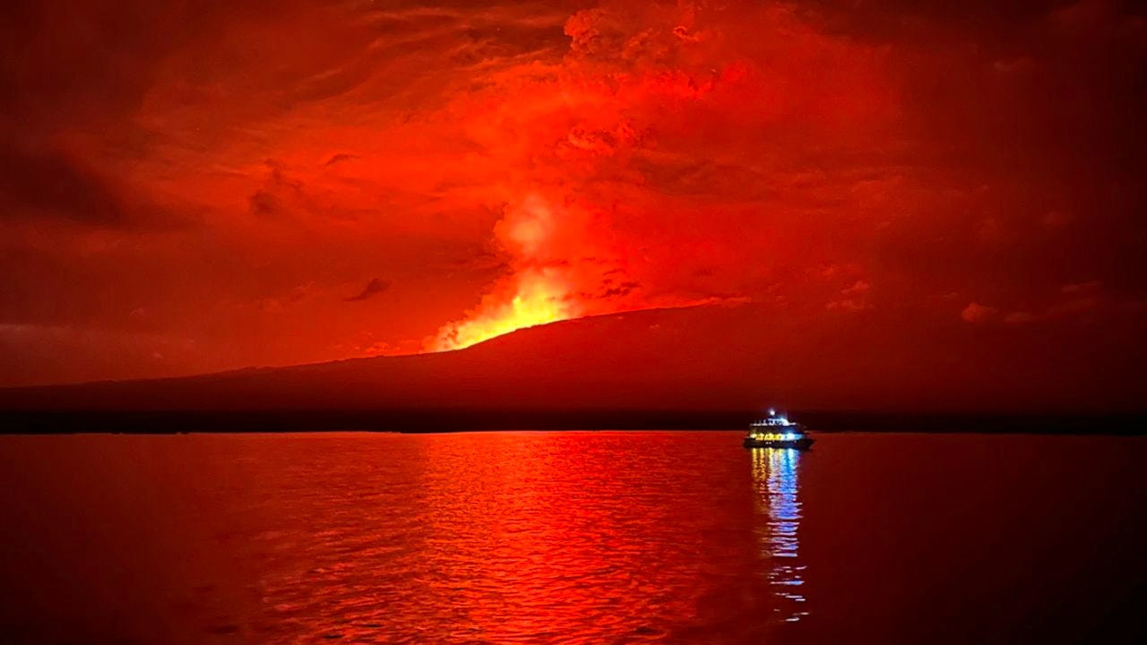 L'immagine mostra il vulcano La Cumbre sull'isola di Fernandina, nell'arcipelago delle Galapagos, in fase di eruzione a inizio marzo di quest'anno. (Foto archivio)
