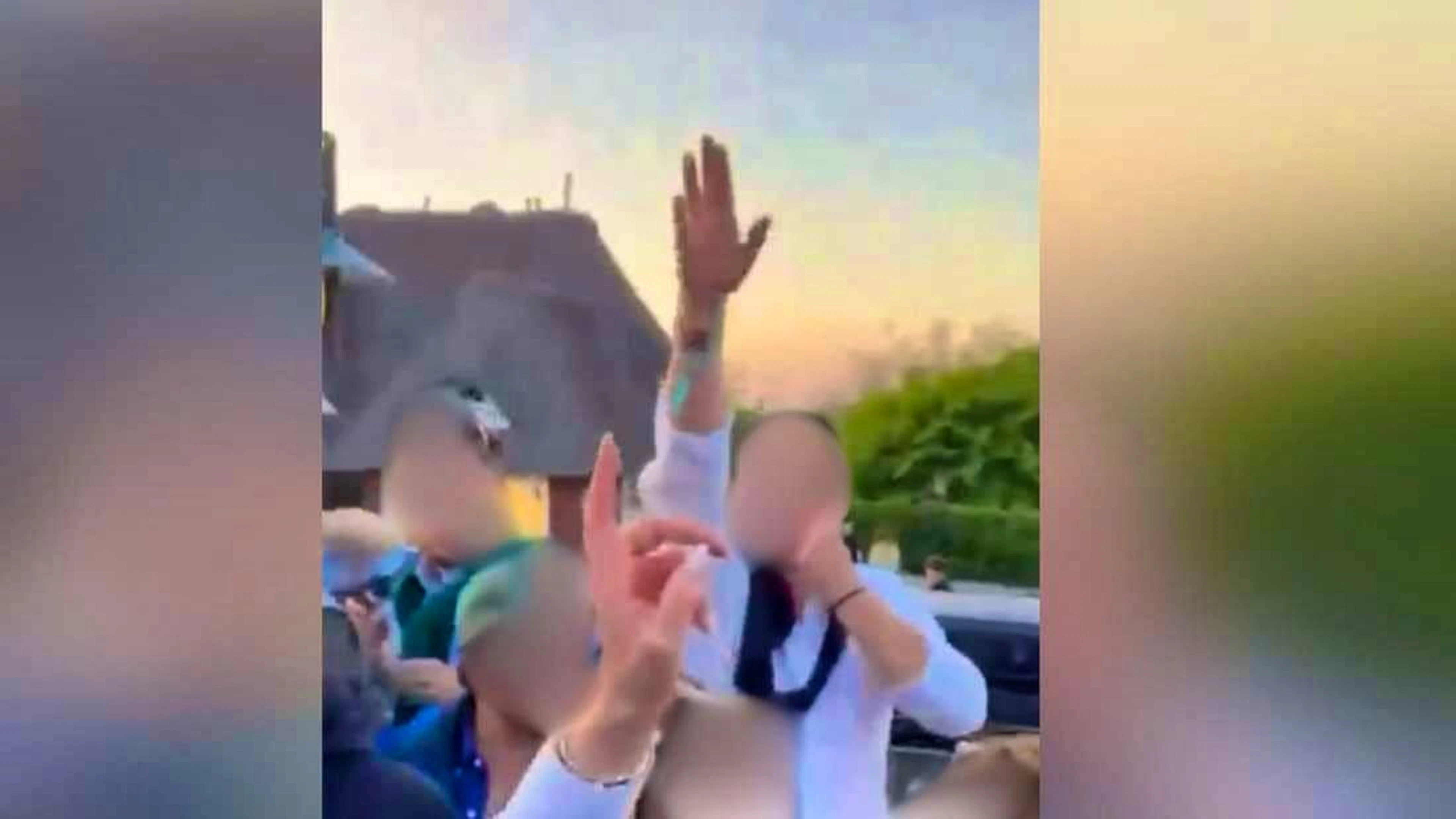 Gli estremisti di destra hanno cantato, tra l'altro, «Fuori gli stranieri».
