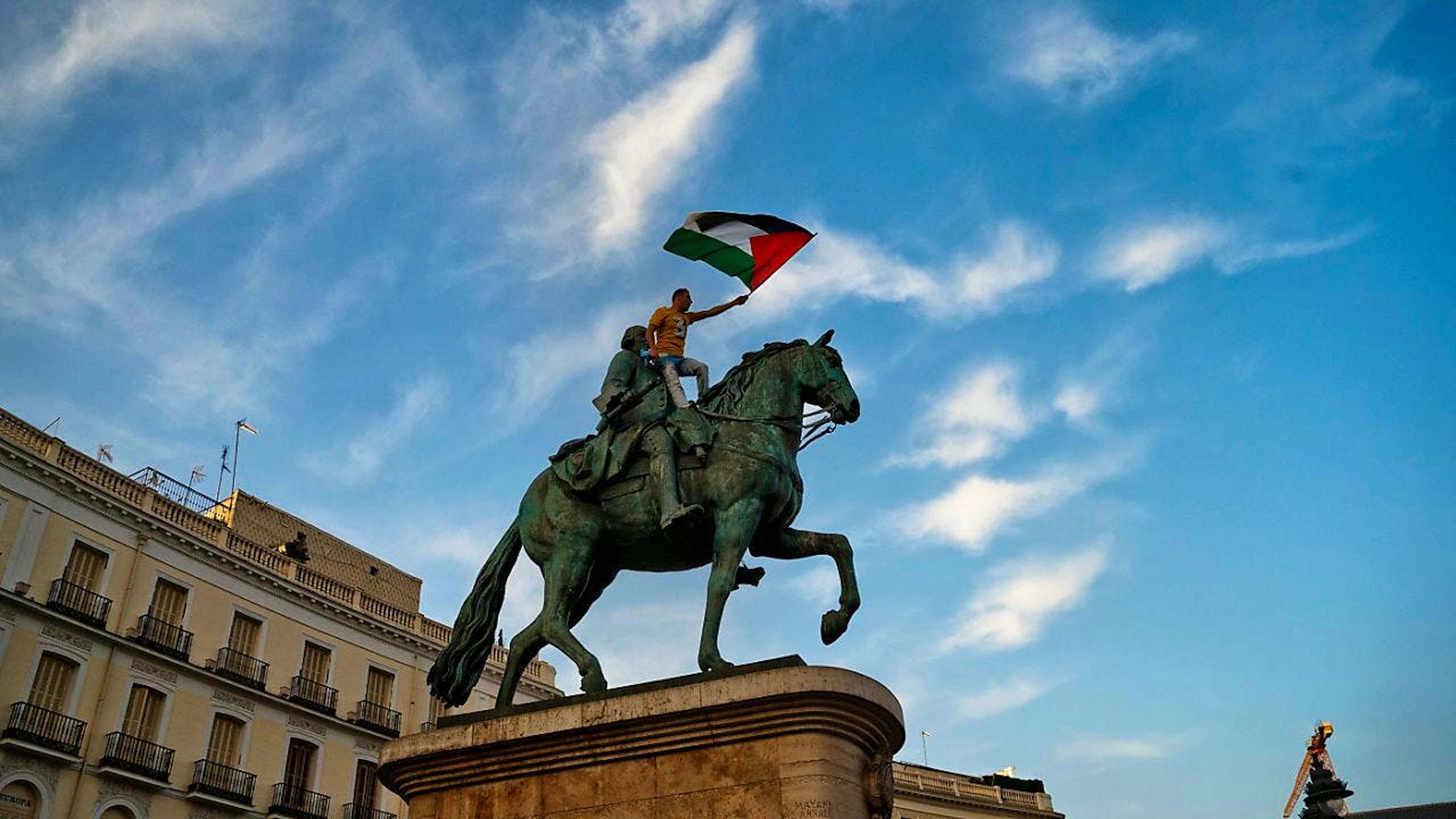 La Spagna si unisce agli oltre 140 paesi nel mondo che già riconoscono la Palestina. Nella foto un manifestante pro-Palestina a Madrid.