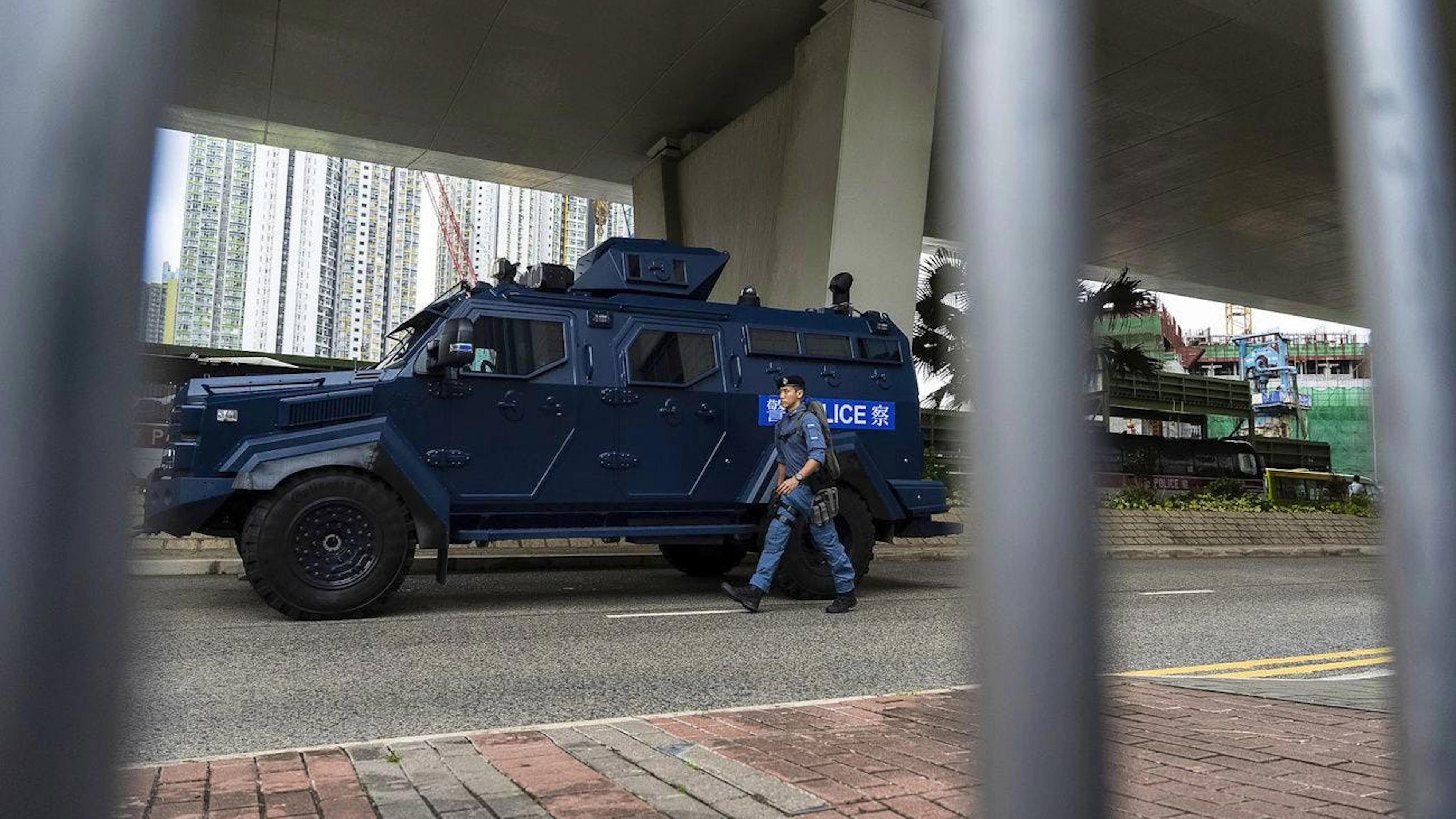 Ein Spezialeinsatzwagen der Polizei am Donnerstag vor dem Gericht im Stadtteil West Kowloon.