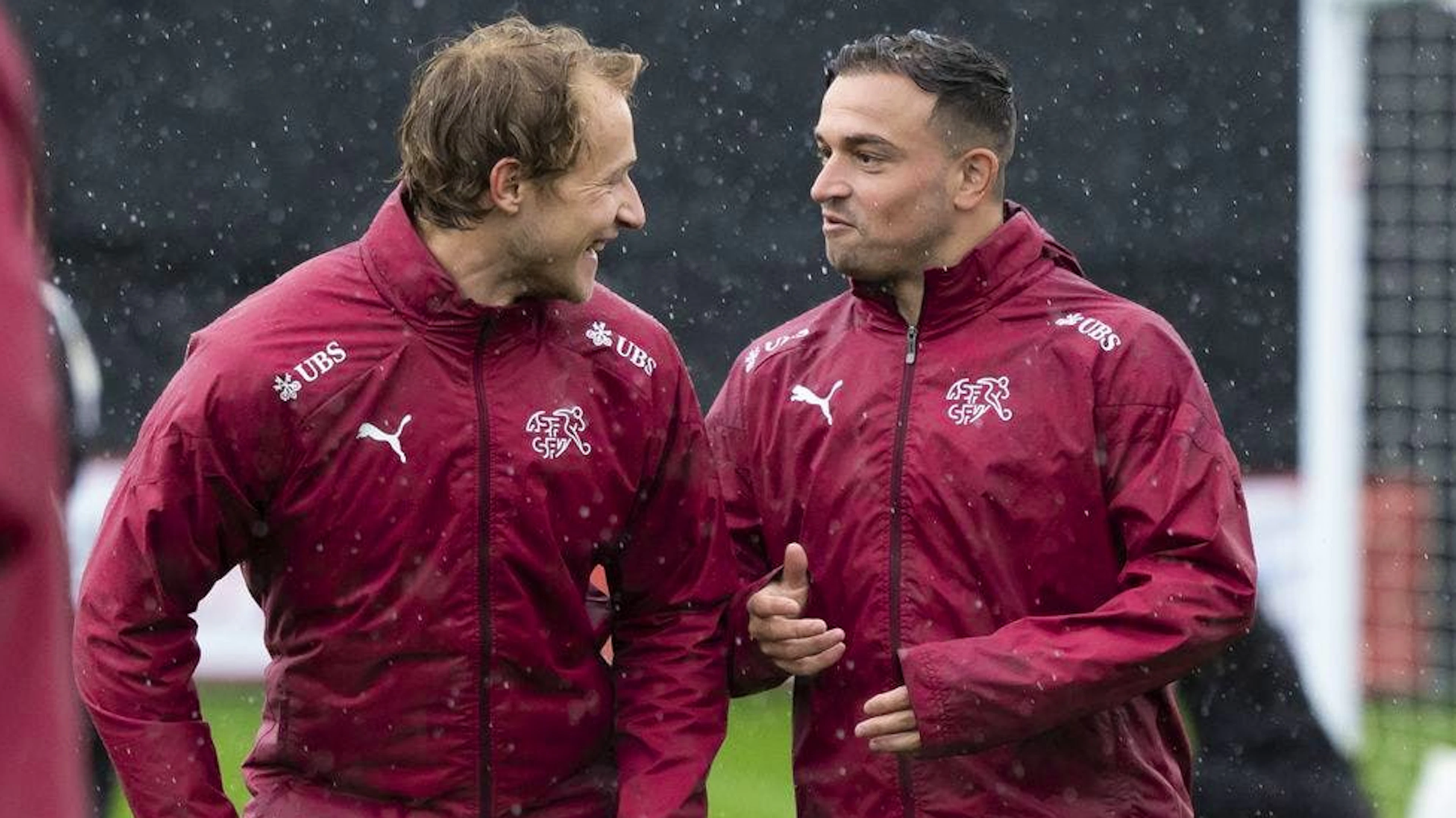 Marco Odermatt und Xherdan Shaqiri scheinen sich bestens zu verstehen.