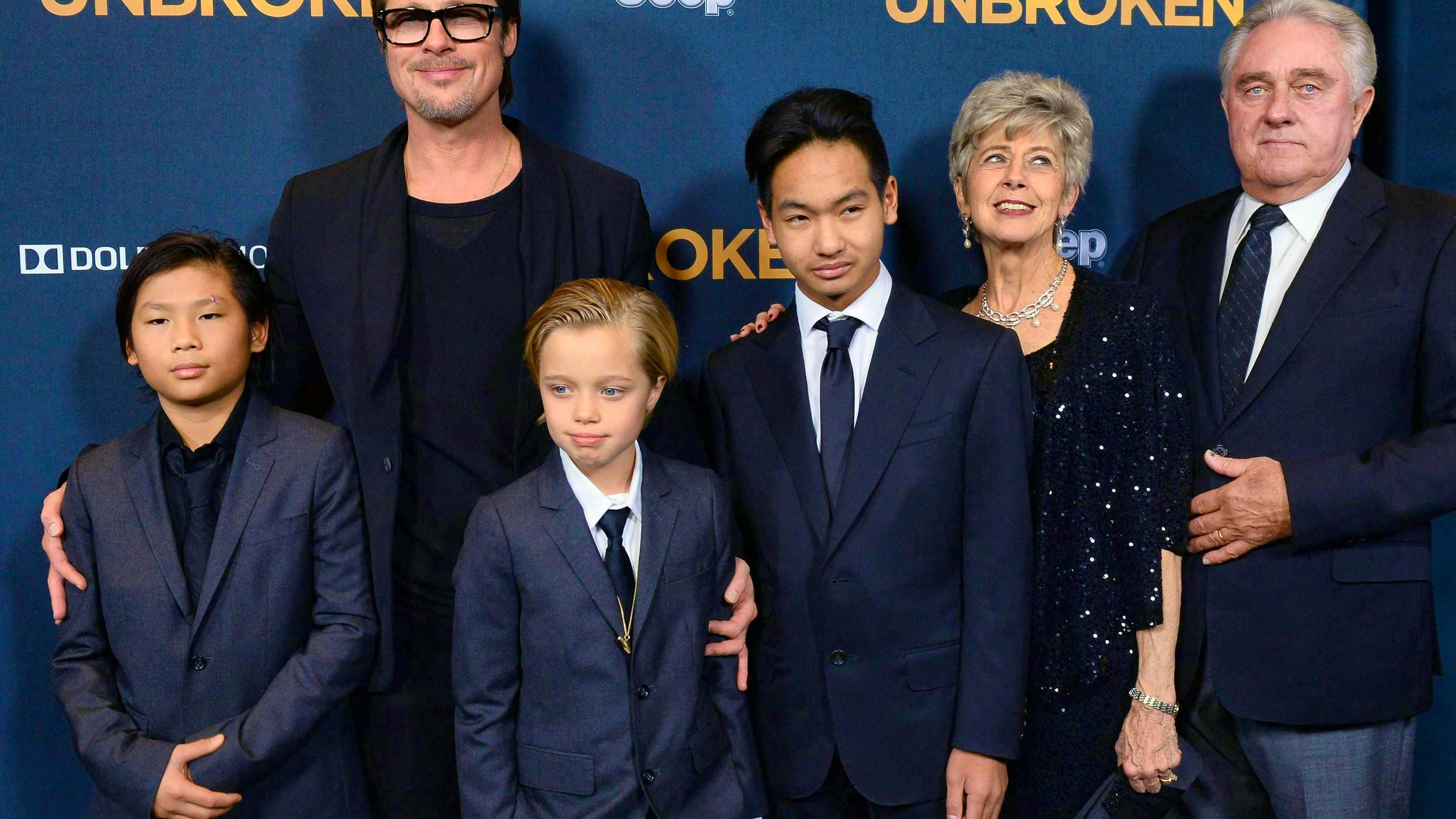L'attore Brad Pitt con la sua famiglia a una prima cinematografica nel dicembre 2014. Nella foto: Pax Thien Jolie-Pitt, Shiloh Jolie-Pitt, Maddox Jolie-Pitt, la madre Jane e il padre William Pitt (da sinistra a destra).