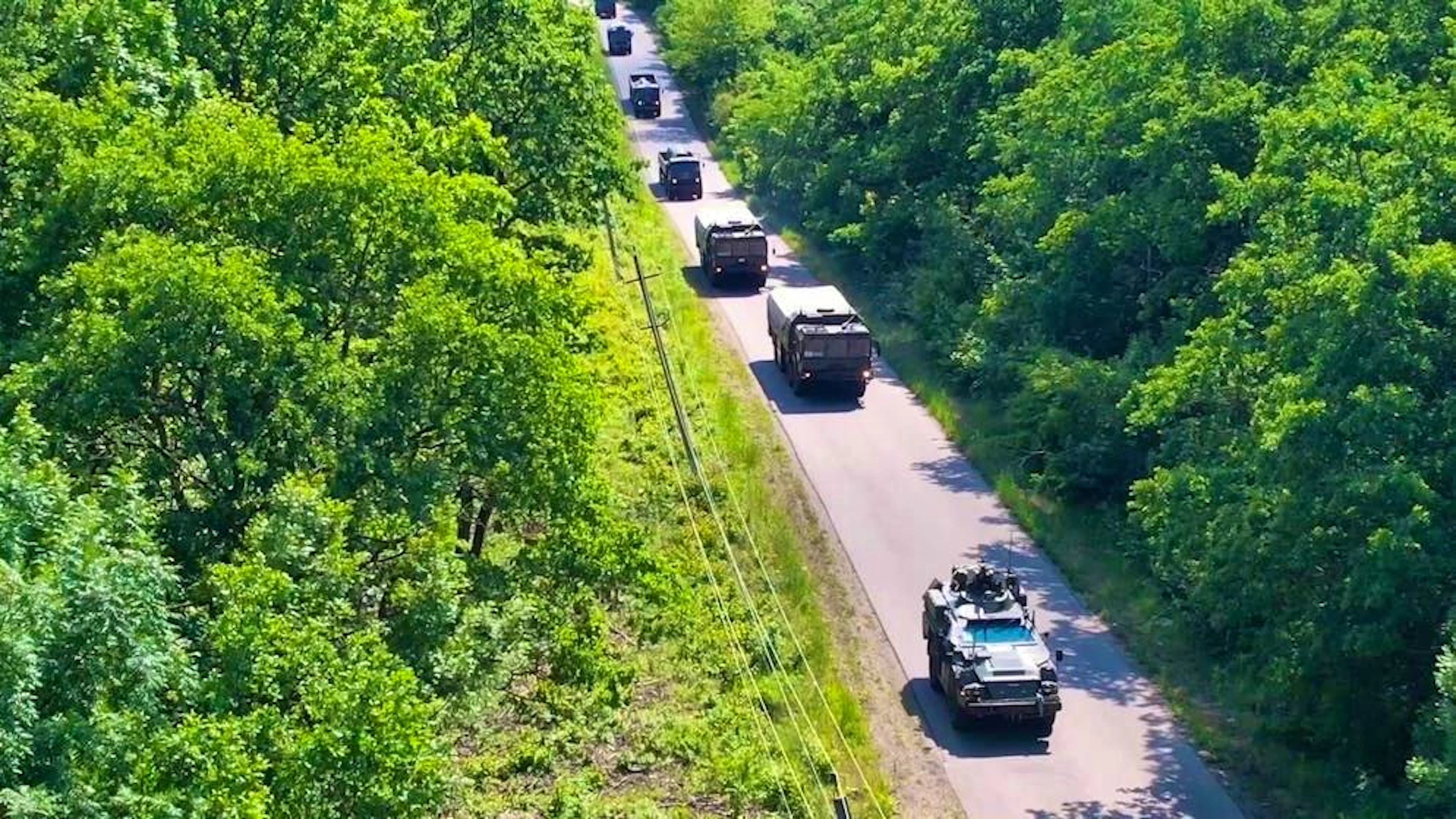 In questa foto tratta da un video del Ministero della Difesa di Mosca, soldati del Distretto militare meridionale russo partecipano a esercitazioni militari sull'uso di armi nucleari non strategiche. I militari russi si allenano per ottenere munizioni speciali per i sistemi missilistici tattici Iskander-M, caricano questi missili e si spostano nelle posizioni di lancio.