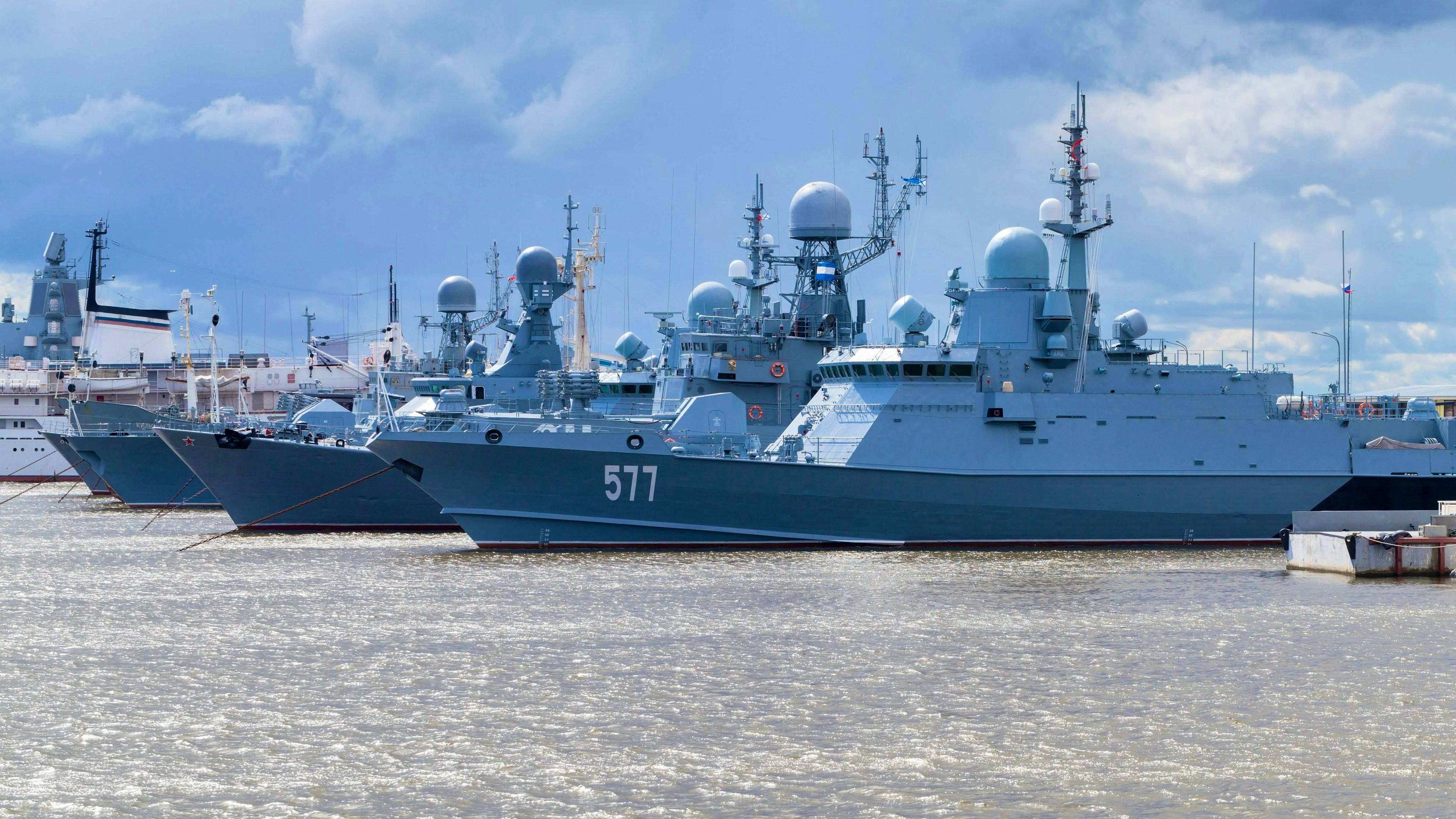Kronstadt, Russia - 7 agosto 2022: la flotta baltica della Marina russa è ormeggiata al Porto Medio, base navale dell'isola di Kotlin.