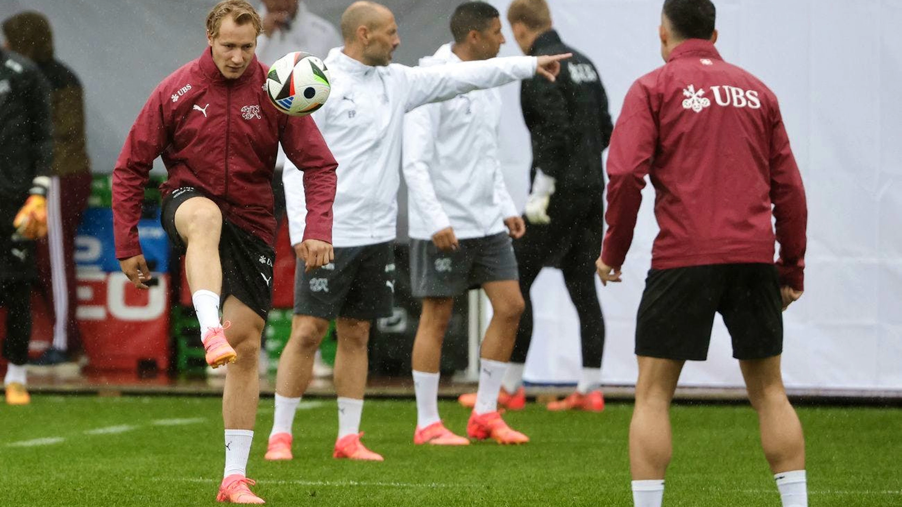Marco Odermatt zeigt im strömenden Regen sein Ballgefühl.