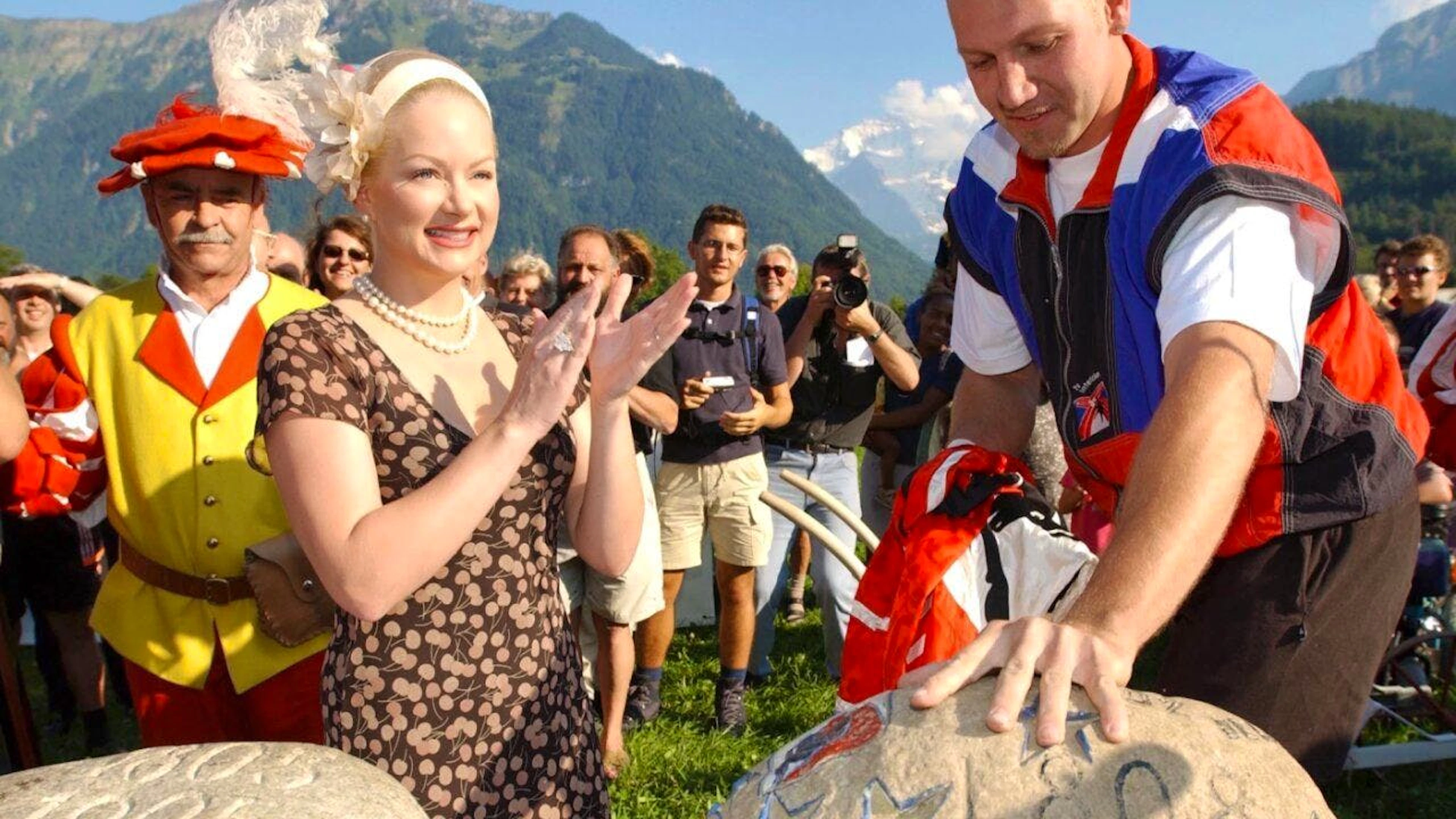 Eine Show: Die damalige Frau des Schweizer Botschafters in Deutschland, Shawne Fielding, und der spätere Rekordsteinstösser Peter Michel 2001 bei der Rückgabe des Unspunnensteins. (Archivbild)