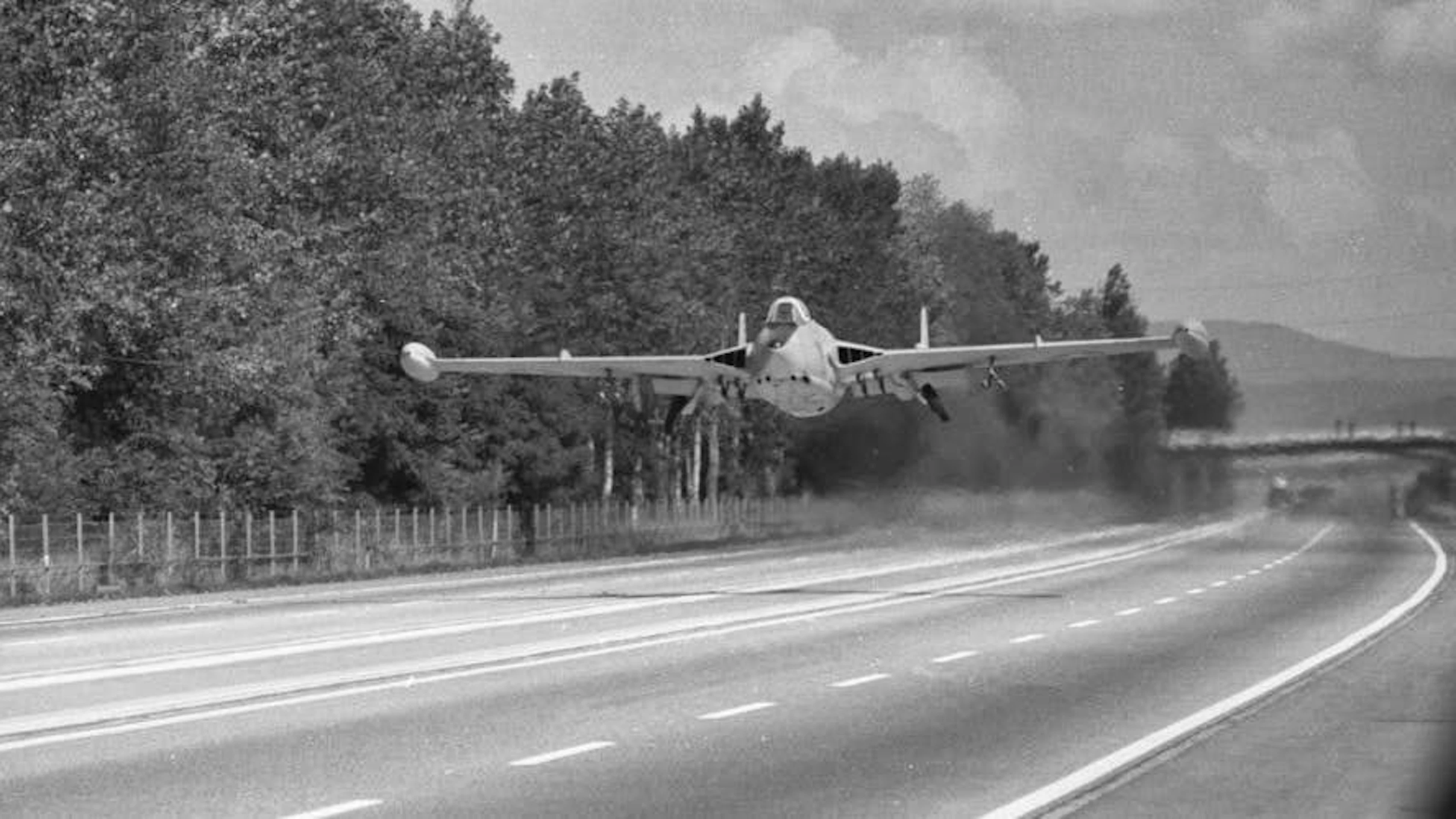 Qui il decollo di un Venom DH-112 subito dopo il ponte autostradale. Il riscaldamento dell'aria causato dal motore monogetto è chiaramente visibile.