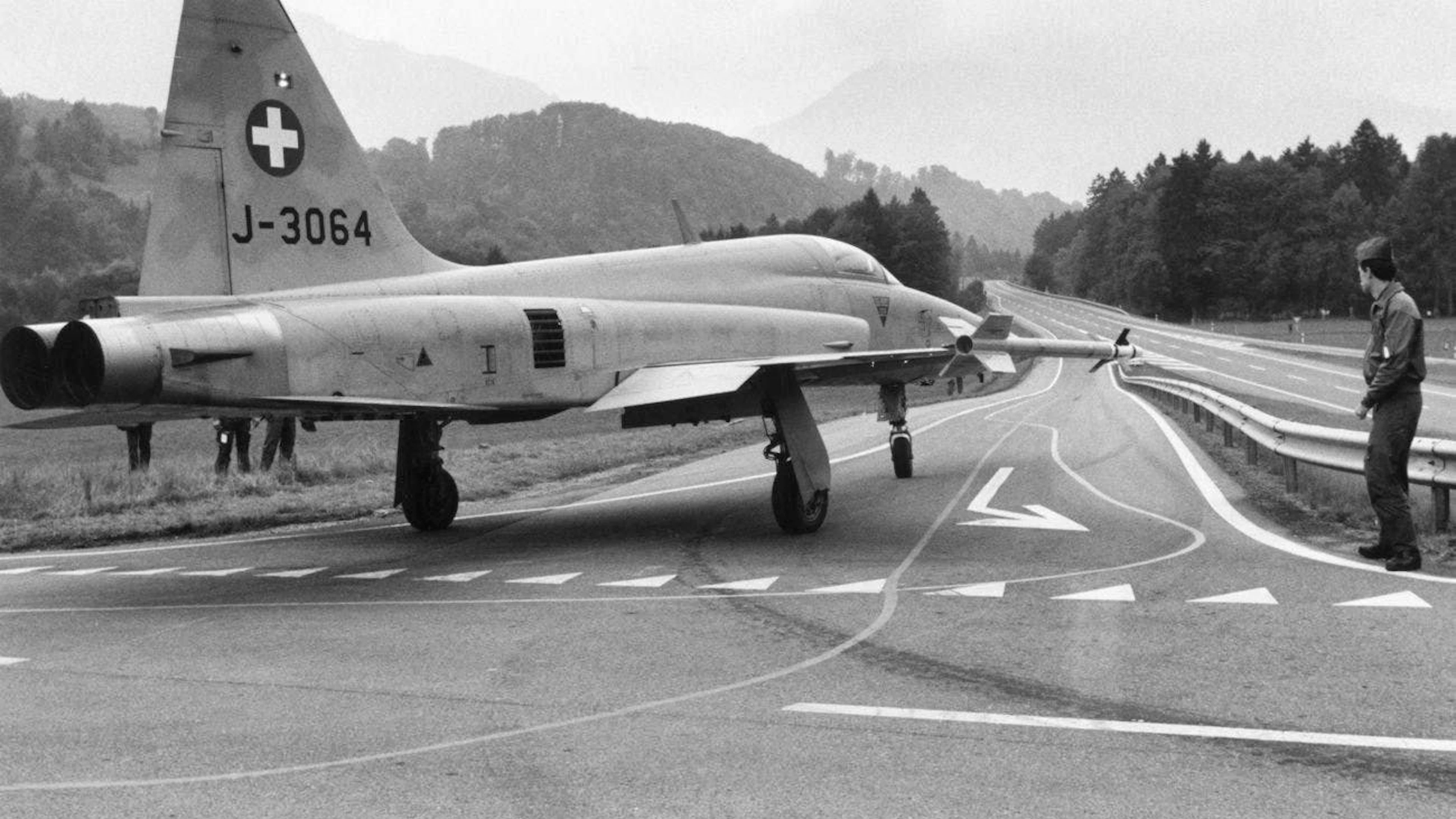 Un pilota fantasma? No, solo un jet da combattimento sull'autostrada.