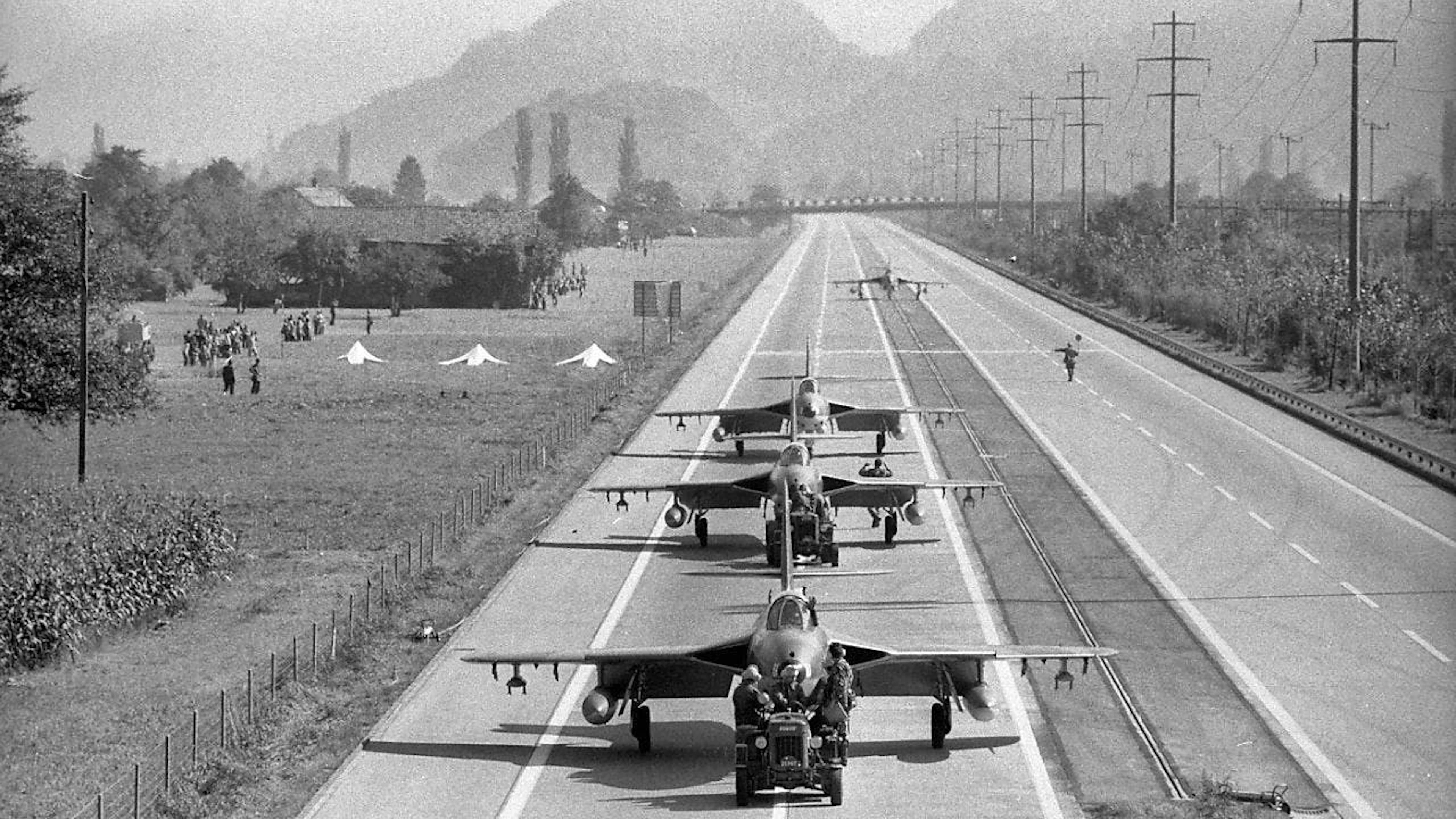 I jet da combattimento atterravano e decollavano sulle autostrade a scopo di addestramento già durante la Guerra Fredda. L'immagine mostra un aereo Hunter sull'autostrada A3 vicino a Walenstadt SG nel 1977.