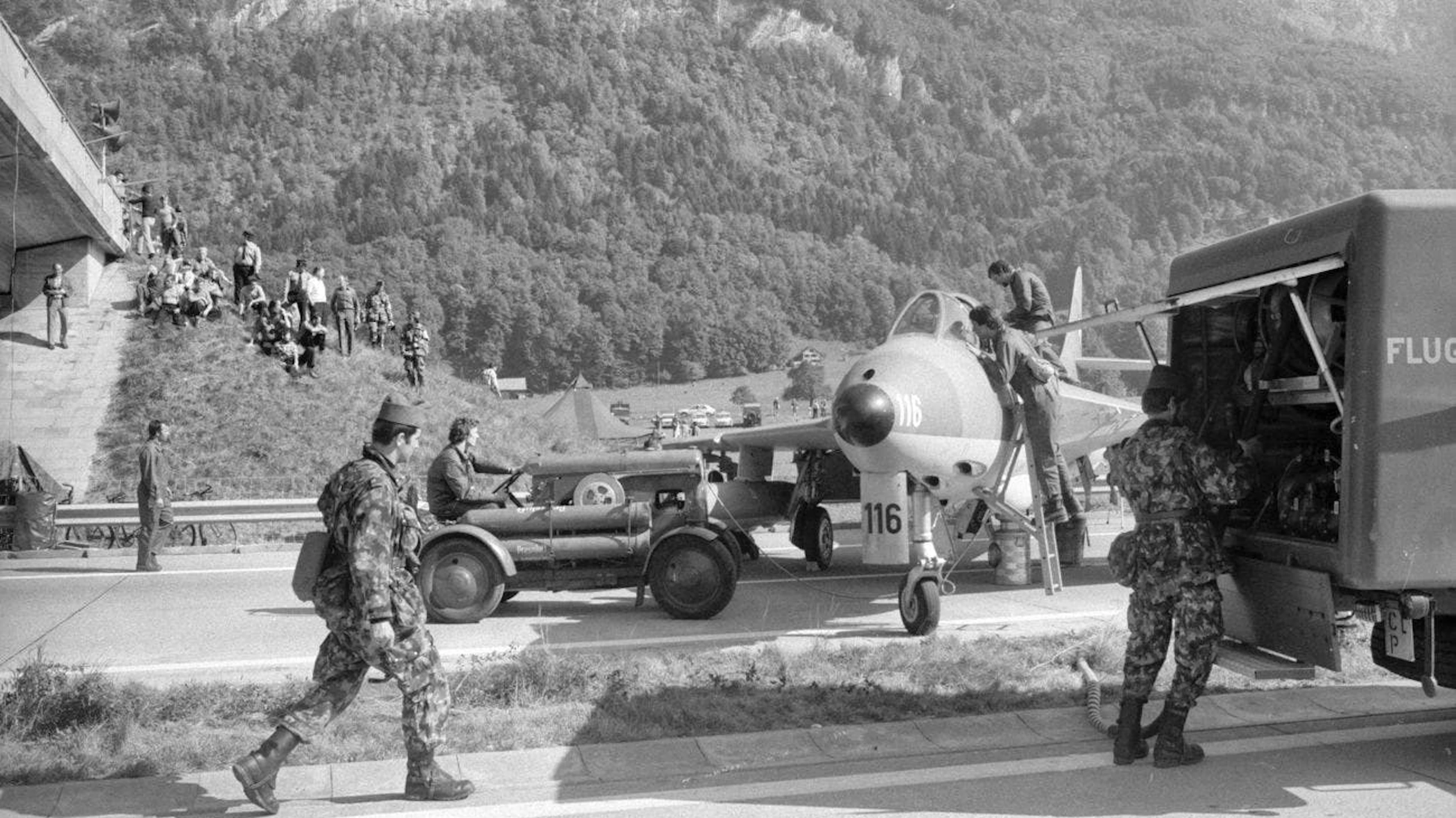 I coniugi Swiss osservano i jet pronti al decollo dopo l'atterraggio.