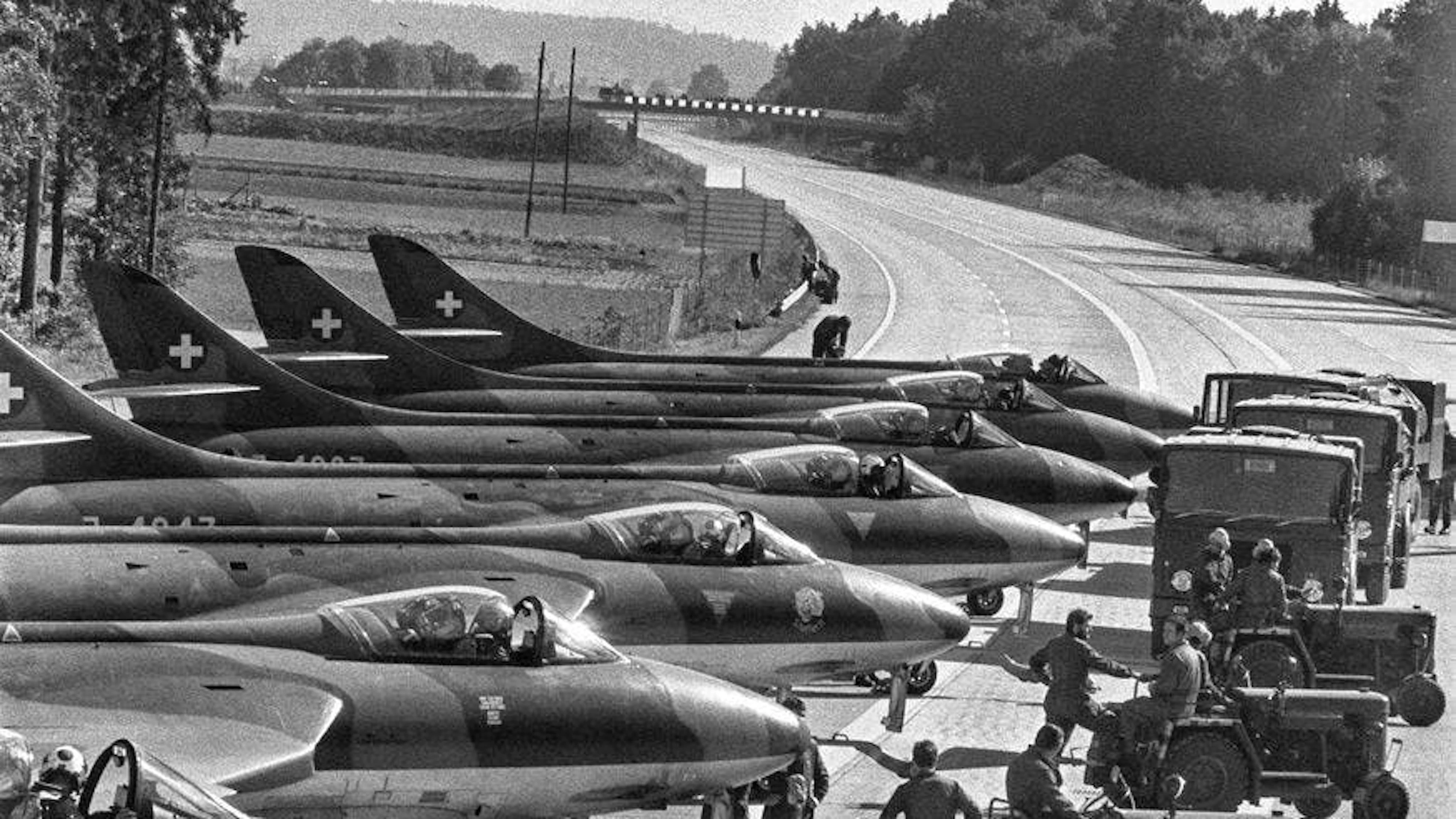 Il 28 settembre 1974, jet da combattimento Hawker Hunter si preparano al decollo sull'autostrada A1 nei pressi di Oensingen SO.