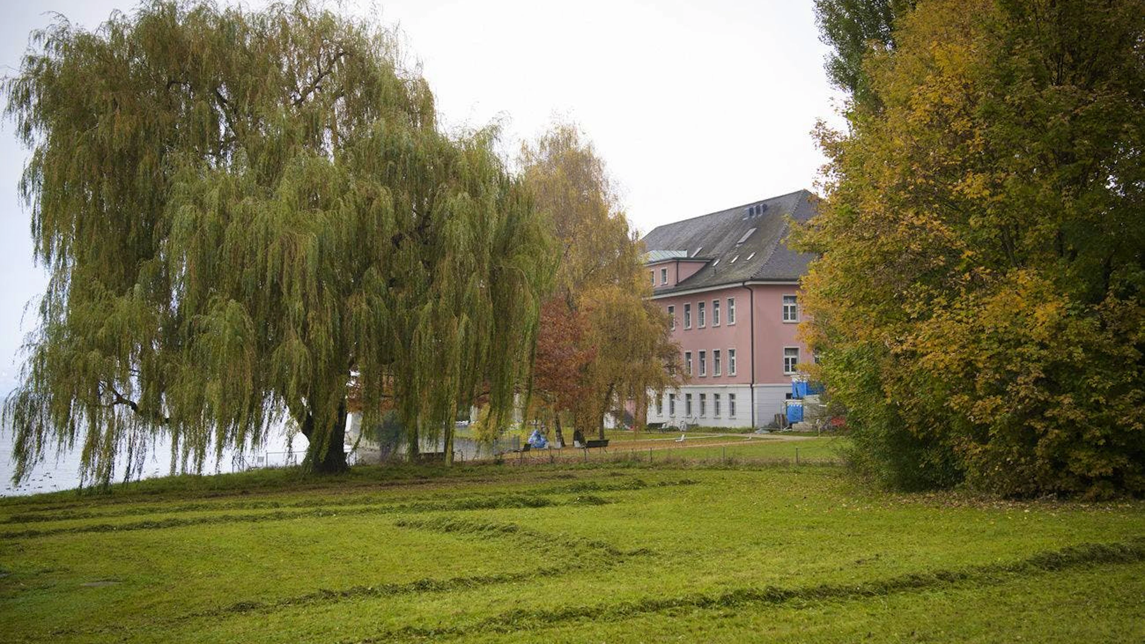 Foto dell'edificio della clinica psichiatrica scattata lunedì 31 ottobre 2016, a Muensterlingen. Il numero dei pazienti ignari su cui si testavano i farmaci è risultato essere molto superiore a quello che era stato ipotizzato fino a pochi anni fa.