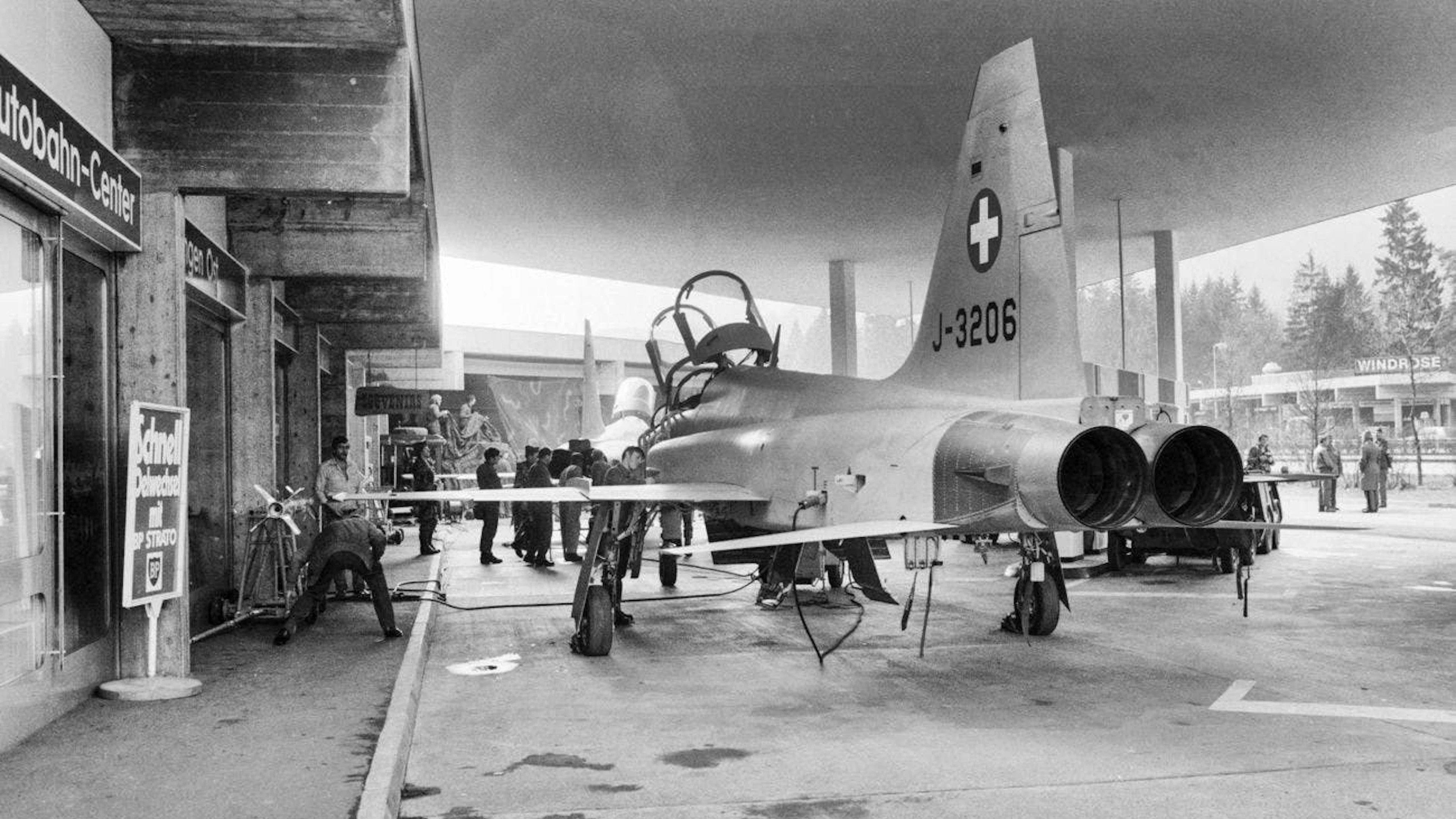 Sei anni prima, la stessa immagine: un F-5 Tiger in una zona dove non ci si aspetterebbe che il jet voli.