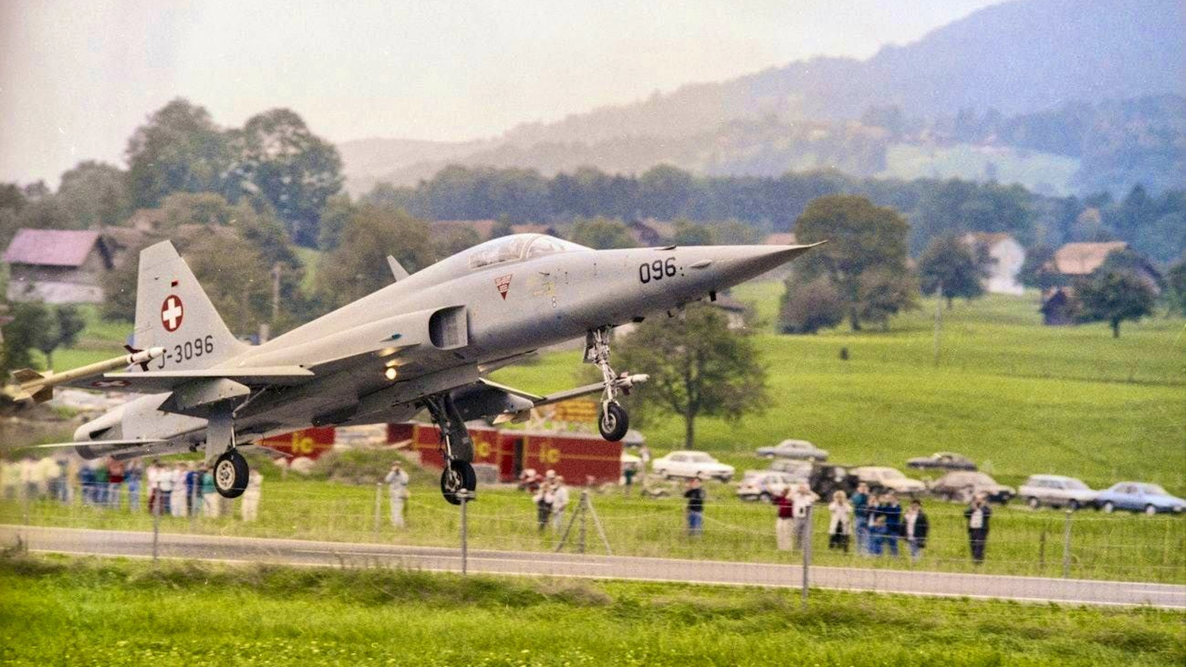 Il 3 settembre 1988, le Forze aeree svizzere hanno tenuto una manovra chiamata "NOSTRA" sull'autostrada A8 vicino ad Alpnach OW. Qui decolla un F-5 Tiger.