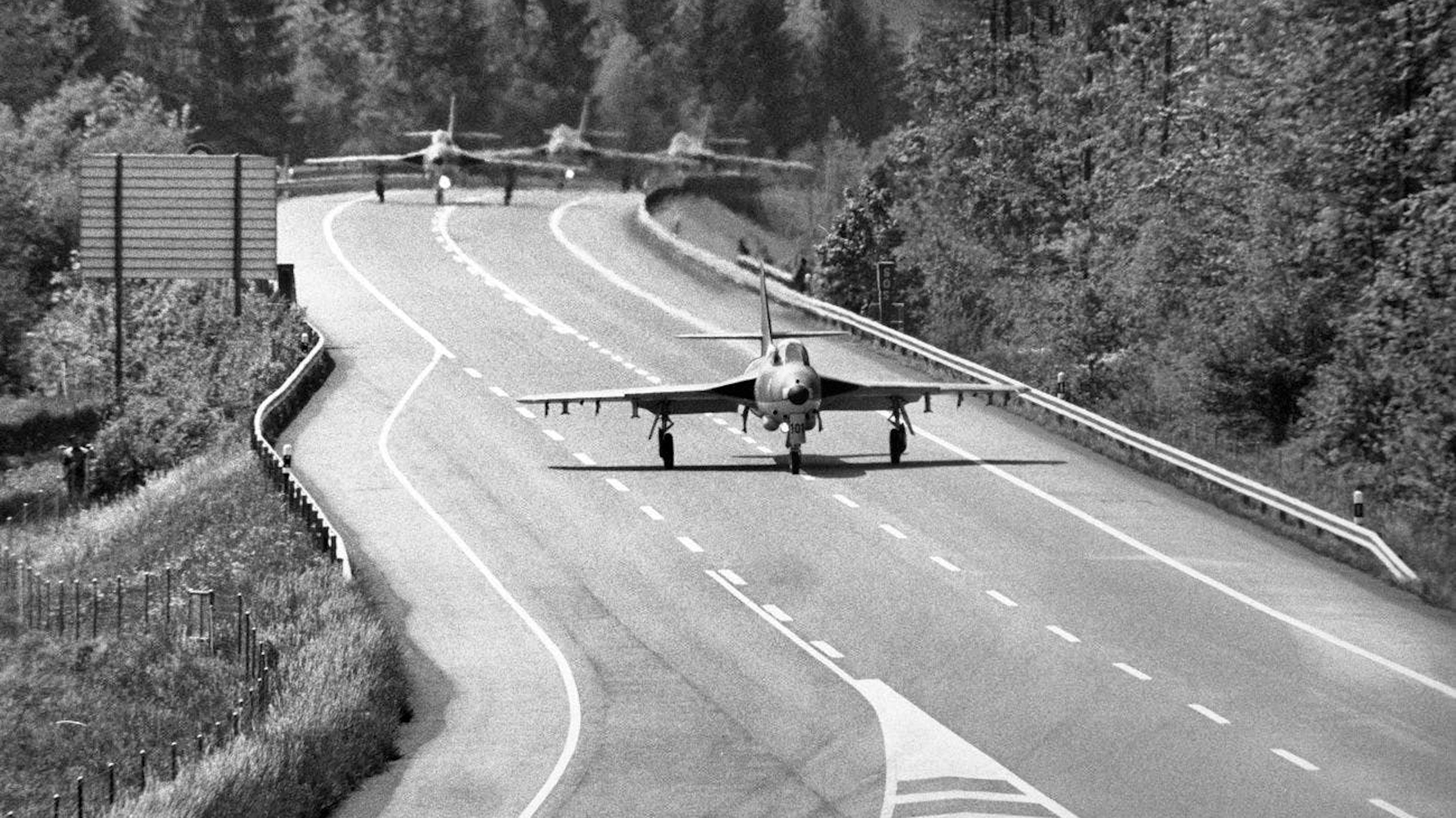 Il 1° giugno 1978, l'aeronautica militare si esercita su un "tratto autostradale di seconda classe con solo due corsie", scrive l'agenzia fotografica. Il luogo: l'autostrada A8 nell'area di Alpnach OW.