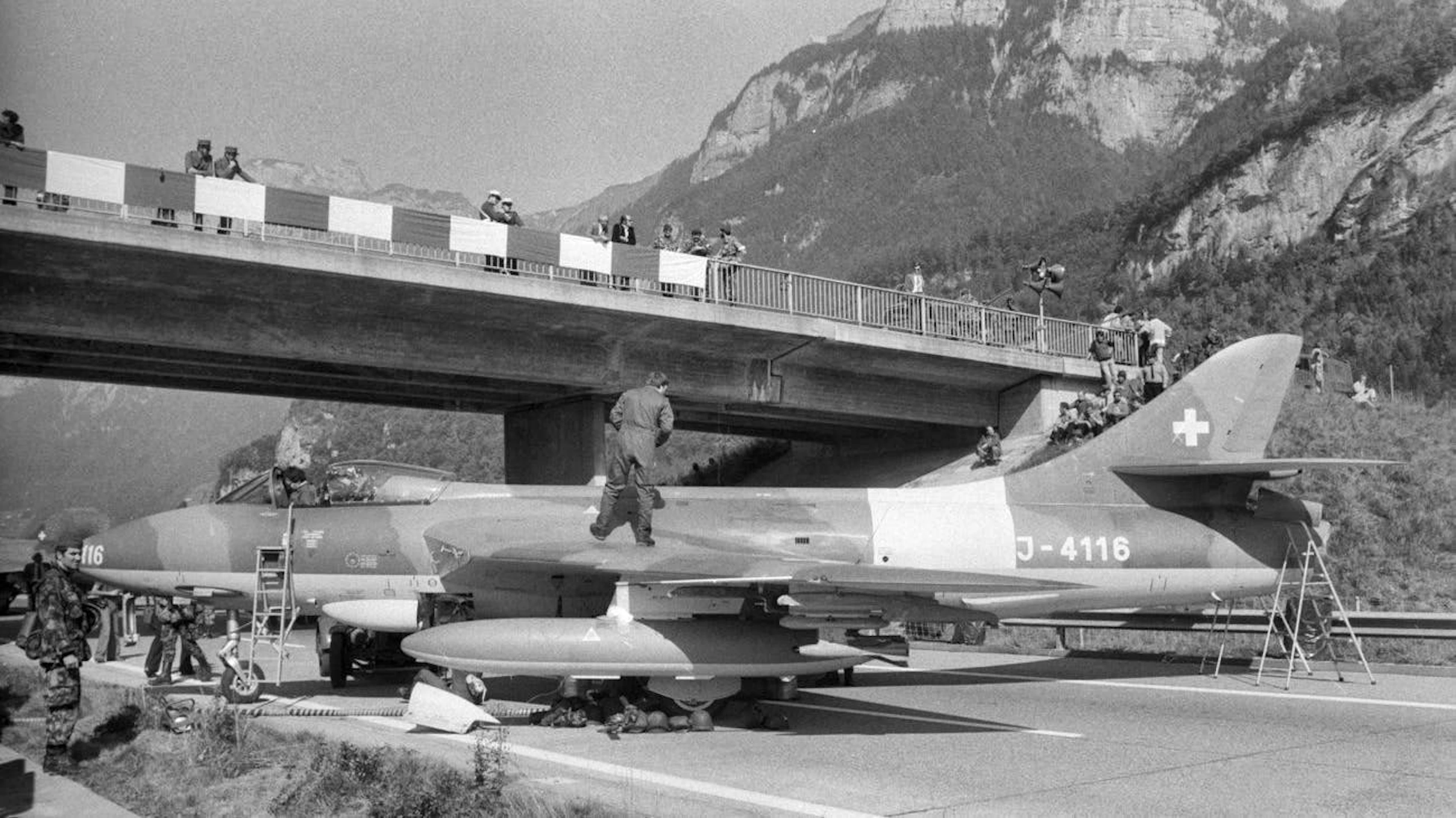 Le Forze aeree svizzere avevano in dotazione fino a 160 Hawker Hunter. Il jet è stato utilizzato fino al 1994.