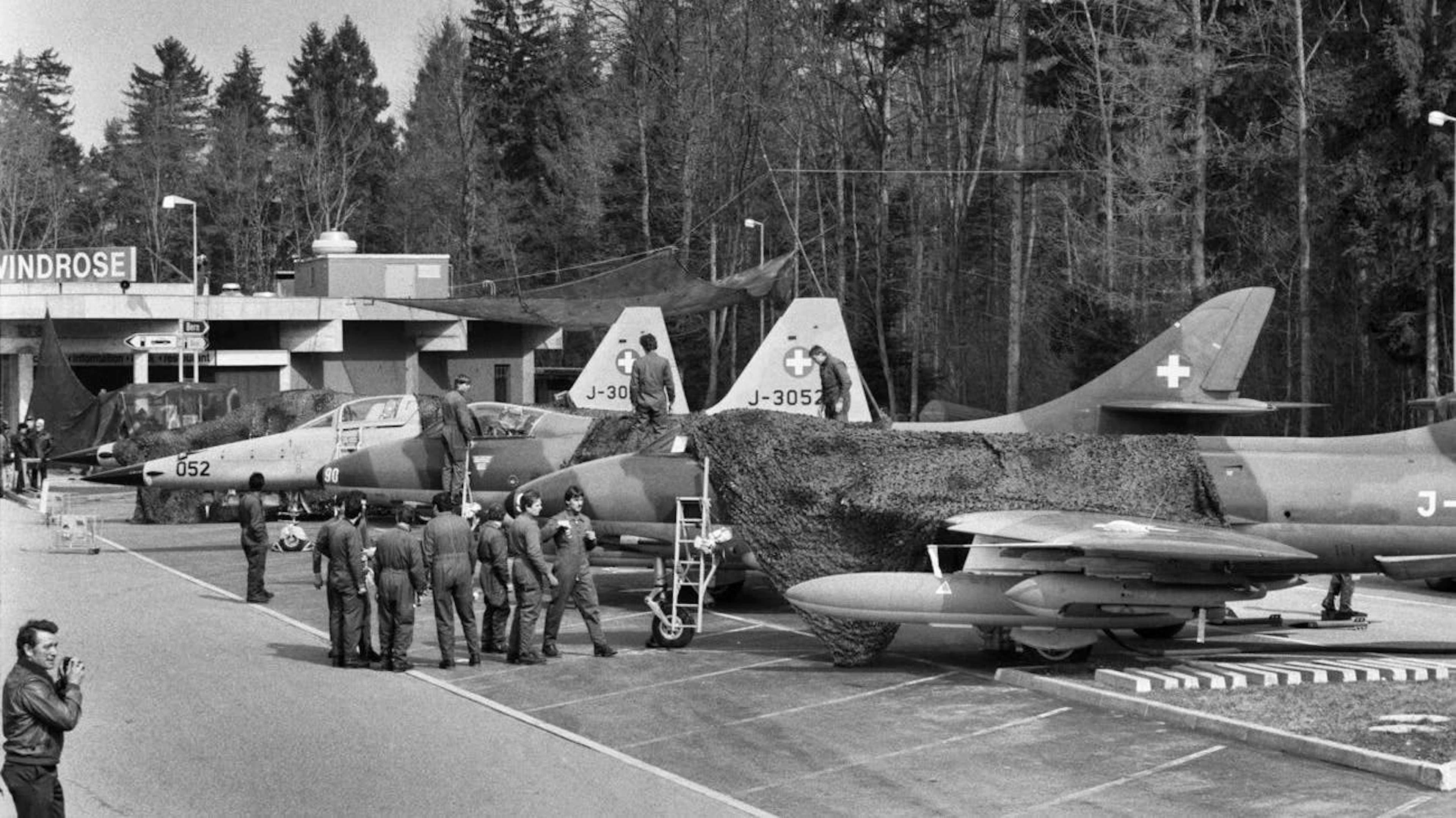Jet da combattimento che si esercitano sull'autostrada vicino a Münsingen BE nel marzo 1982.