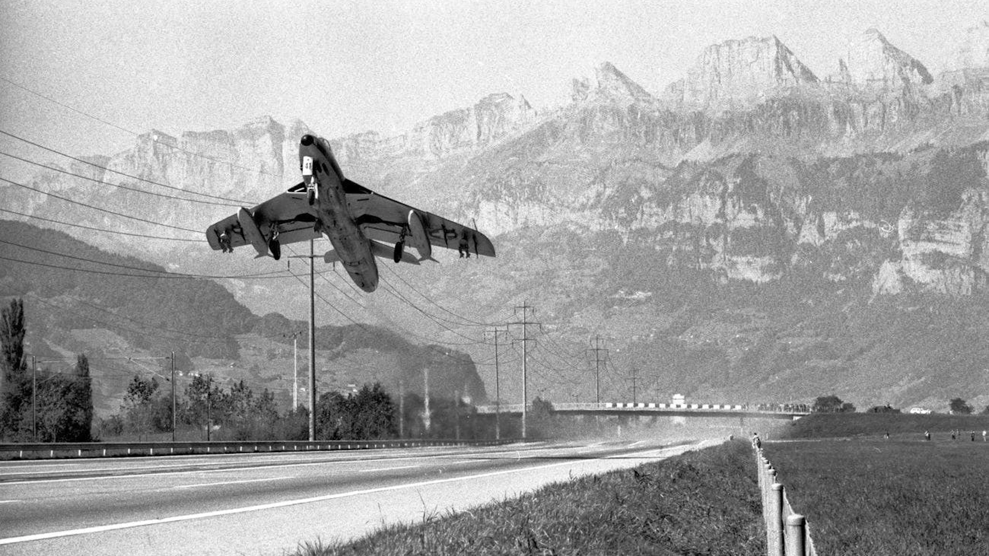 Decollo di un Hawker Hunter.