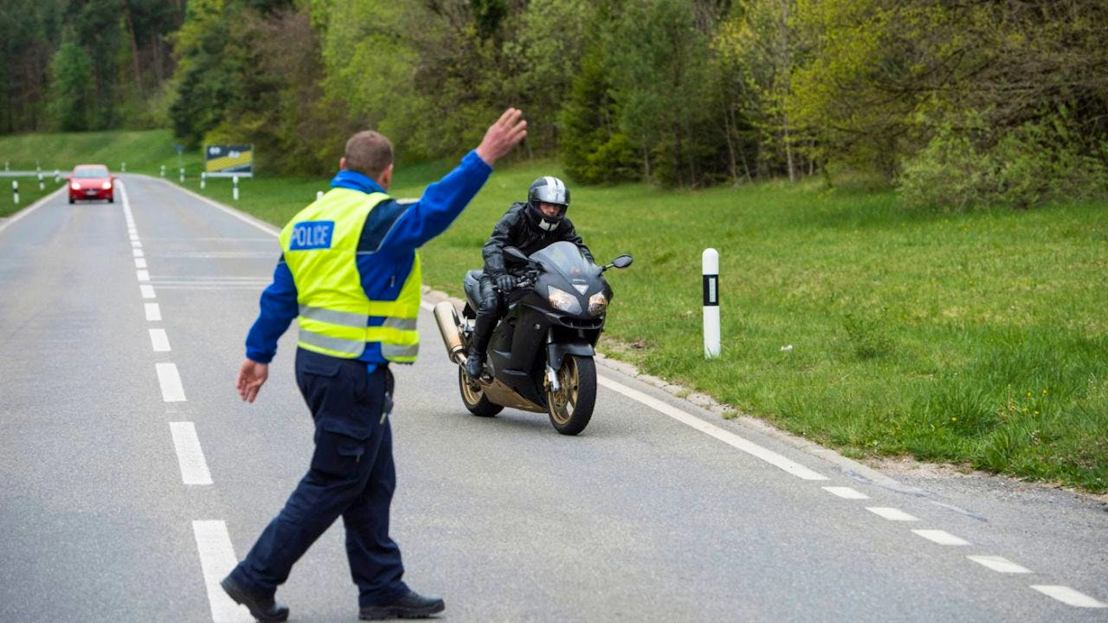 La moto del 17enne è stata intercettata ad una velocità di 79 km/h netti in zona 30 a Landquart (GR). Il giovane guidava senza patente. (foto d'archivio).
