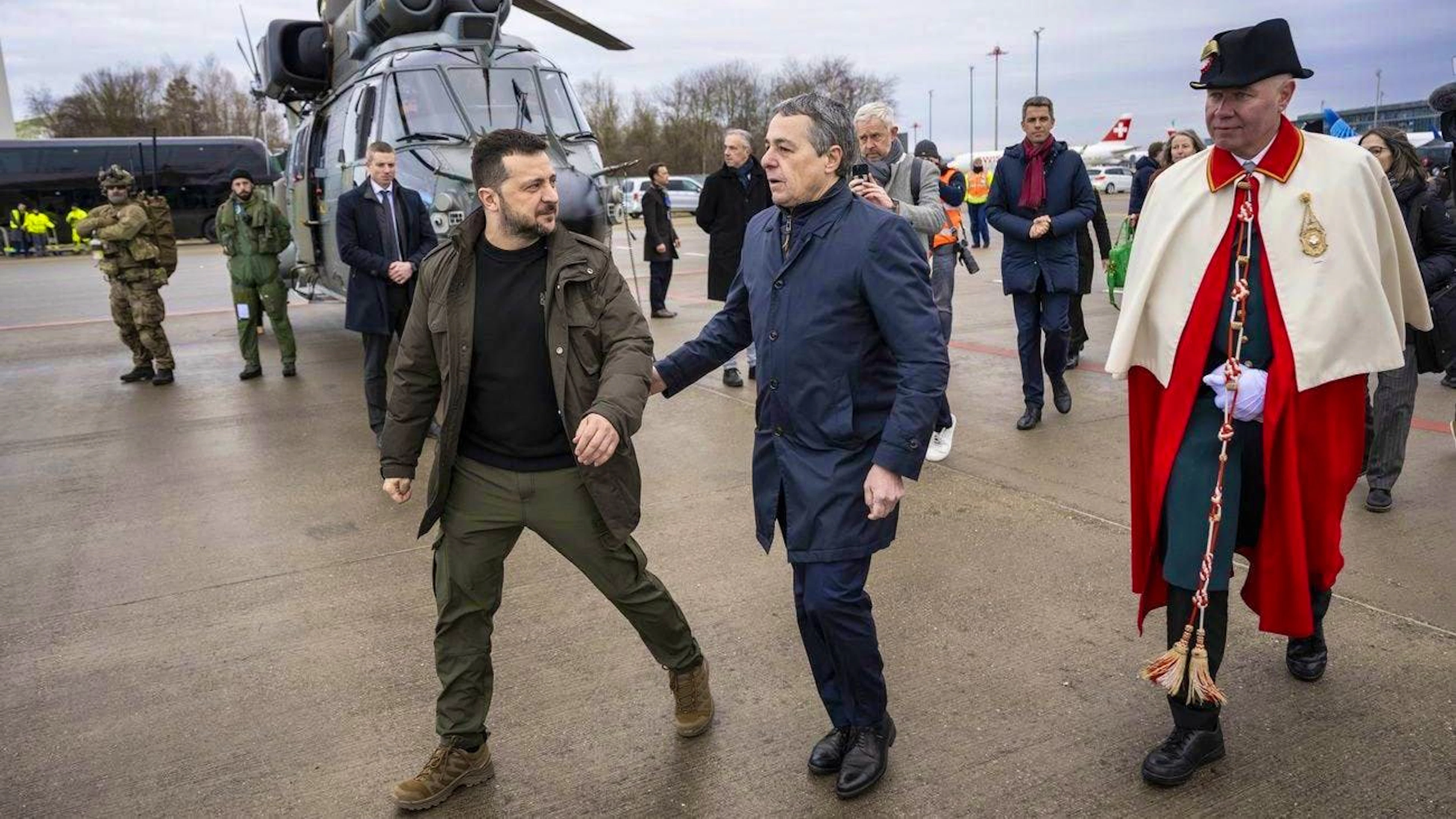 Il presidente ucraino Volodymyr Zelensky (a sinistra) e Ignazio Cassis (al centro) all'aeroporto di Kloten il 15 gennaio 2024: «Stiamo andando di Stato in Stato», ha detto il ministro degli Esteri. L'obiettivo è far venire a Bürgenstock il maggior numero possibile di Paesi.