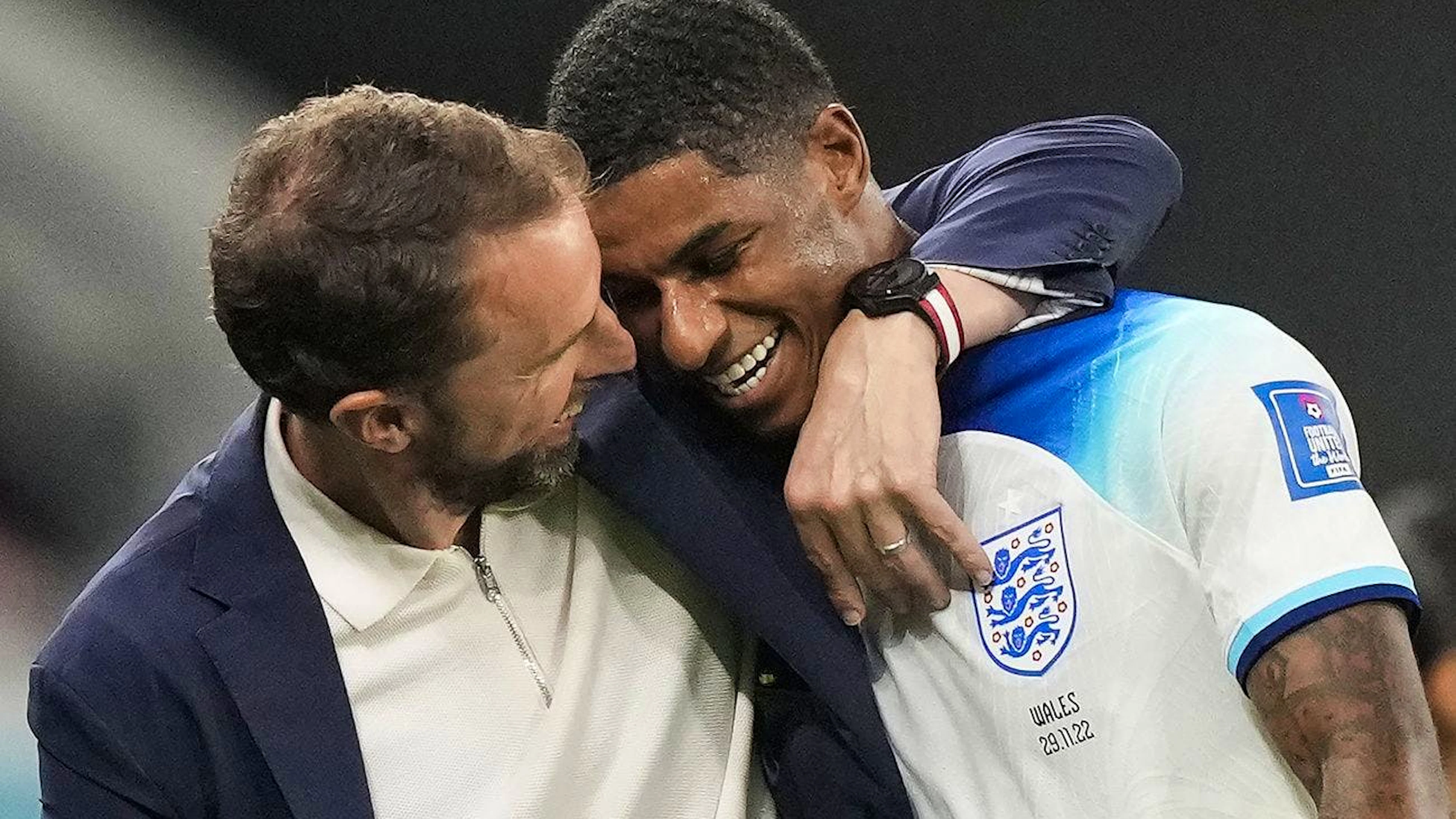 Marcus Rashford (destra) abbracciato dal ct dell'Inghilterra Gareth Southgate.