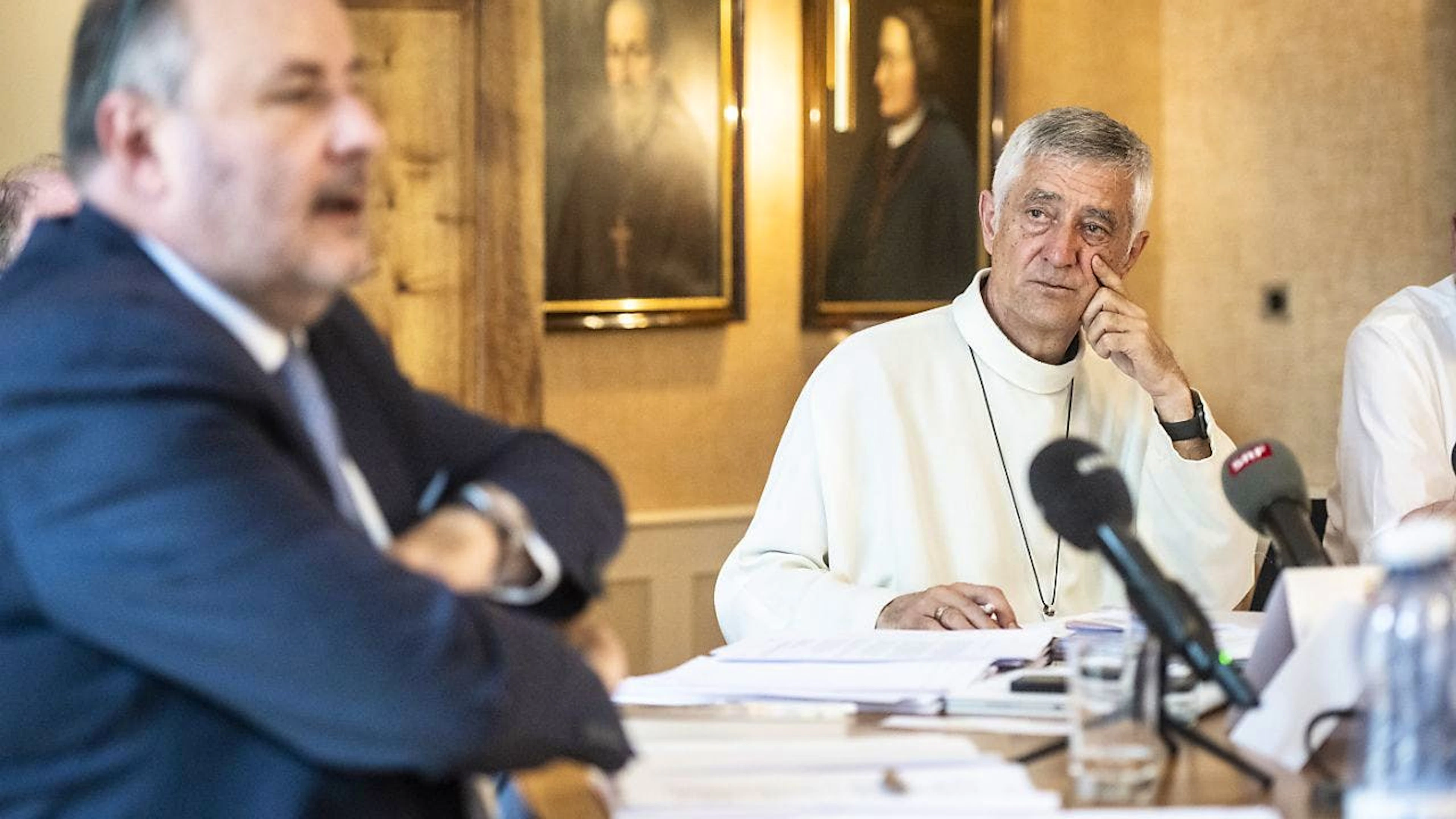 Stéphane Haefliger, della  società responsabile dell'audit, ascoltato dal vescovo di Sion Jean-Marie Lovey