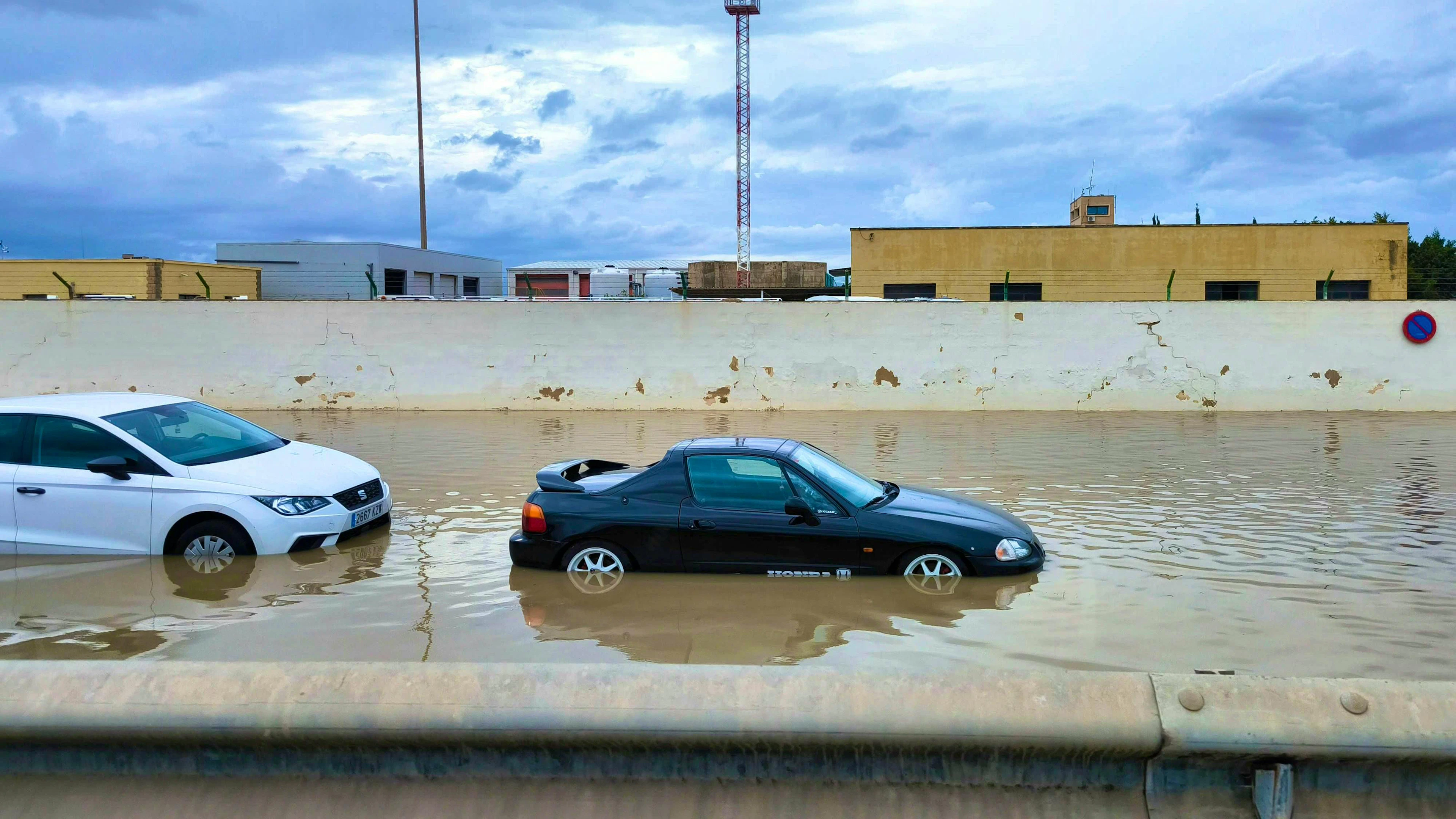 Una tempesta ha sommerso in gran parte l'aeroporto di Plama de Mallorca. Anche le strade di accesso sono state colpite.