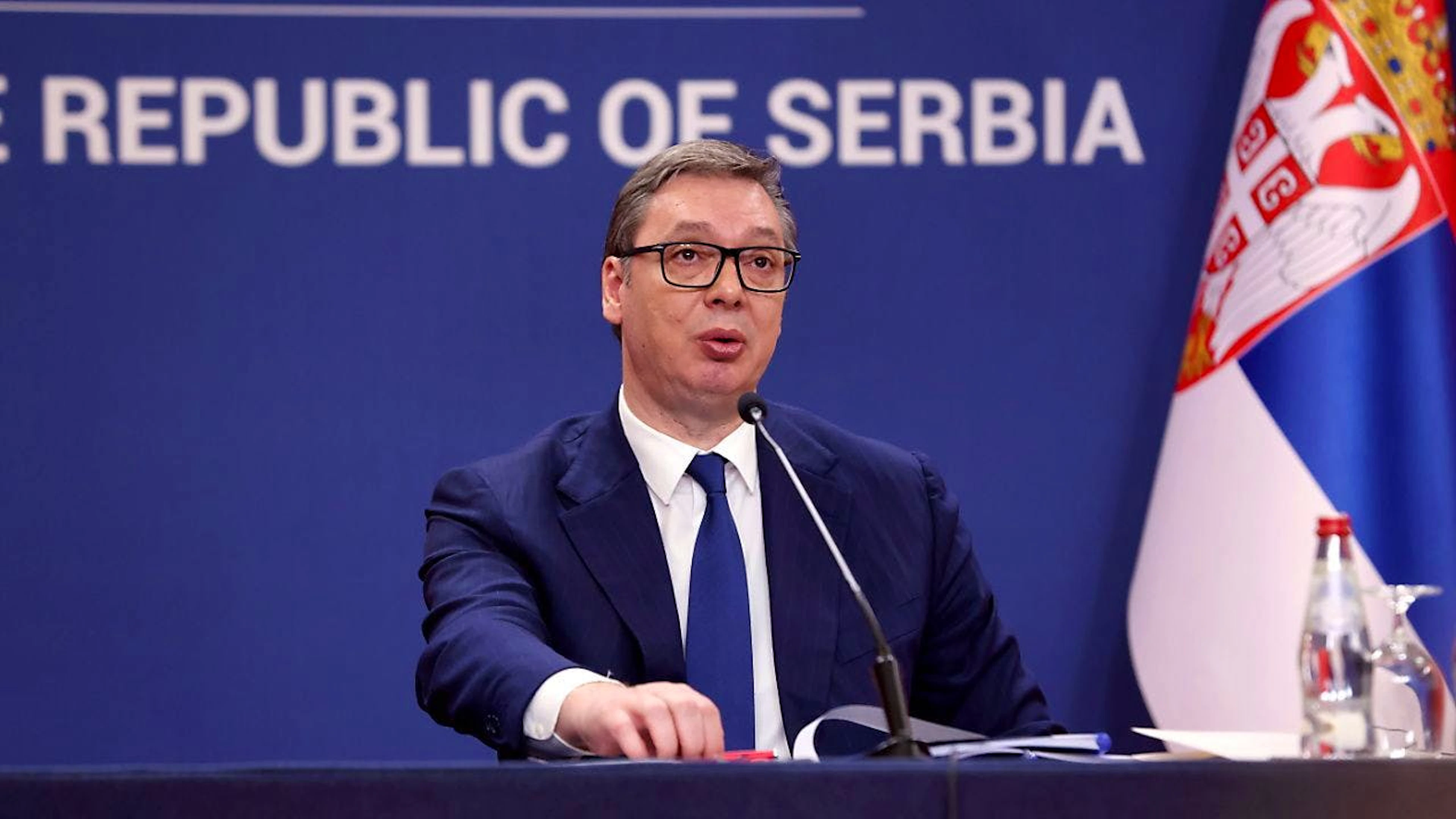 Vucic teme un conflitto con milioni di morti ed è fermamente intenzionato a mantenere il suo paese fuori dalla mischia.