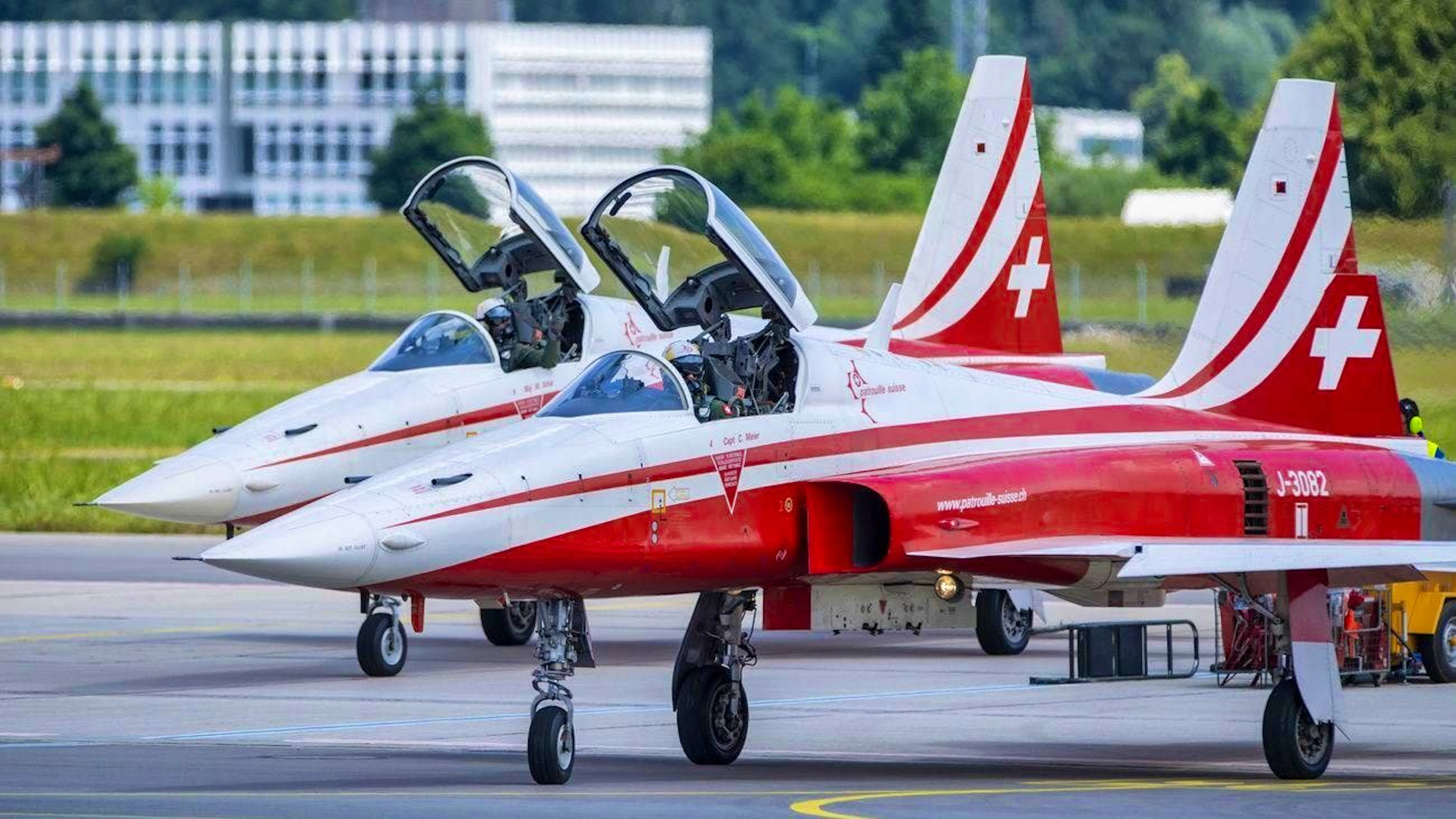 Per rimanere a terra in futuro: L'aereo F-5 Tiger della squadra acrobatica svizzera Patrouille Suisse all'aerodromo dell'esercito di Emmen, venerdì 23 giugno 2023.