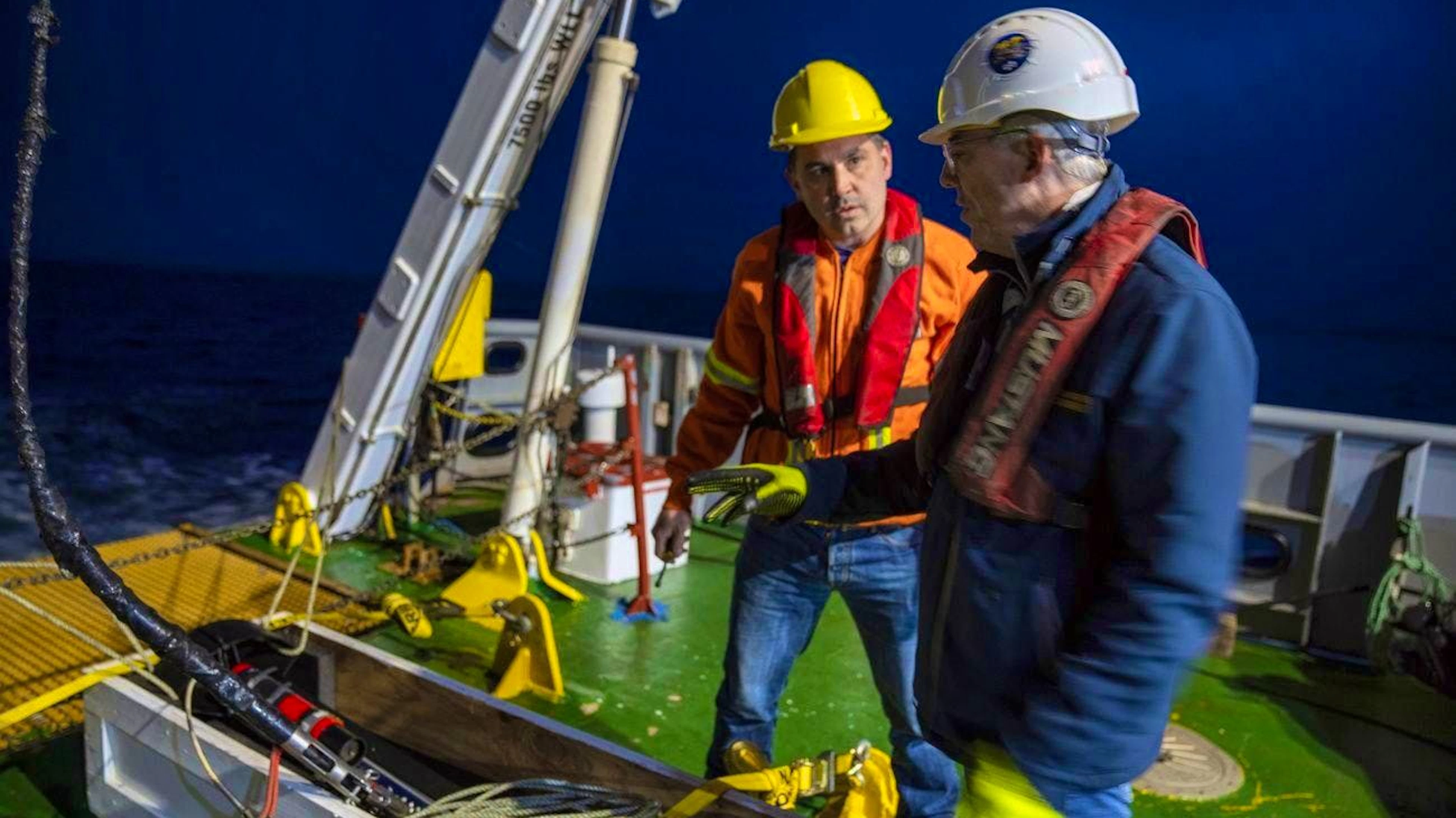 Due membri del team del progetto si preparano a utilizzare l'apparecchiatura sonar.