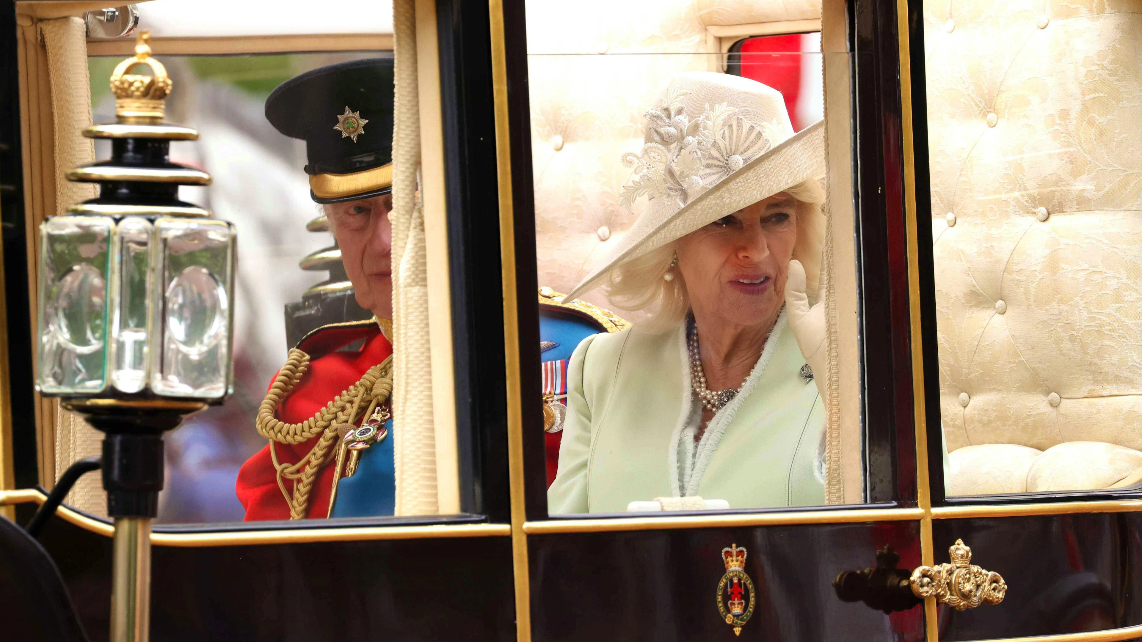 In un altra carrozza c'erano il re Carlo e la regina Camilla.