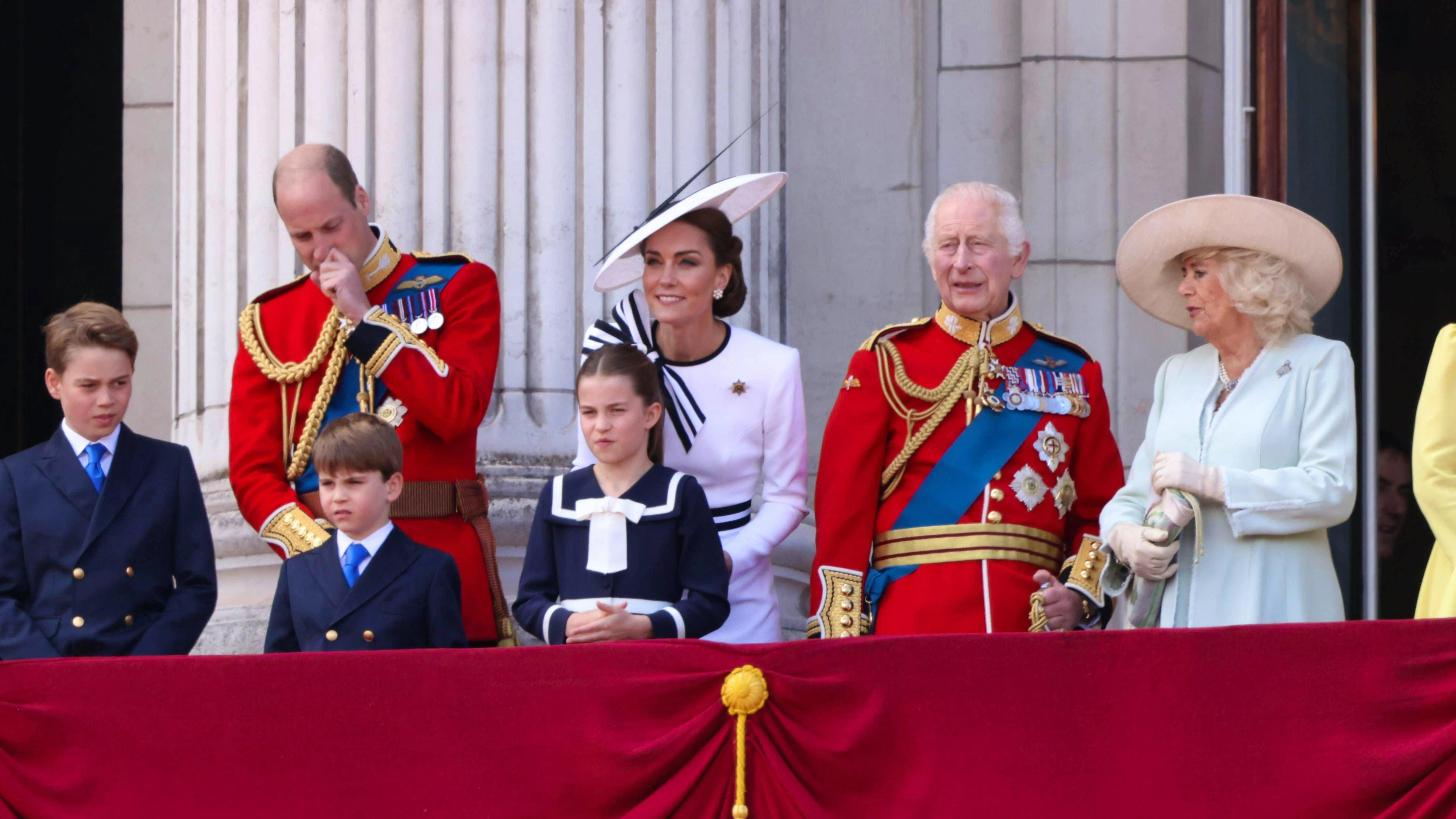 La famiglia reale osserva il «Trooping the Colour» dal balcone di Buckingham Palace.