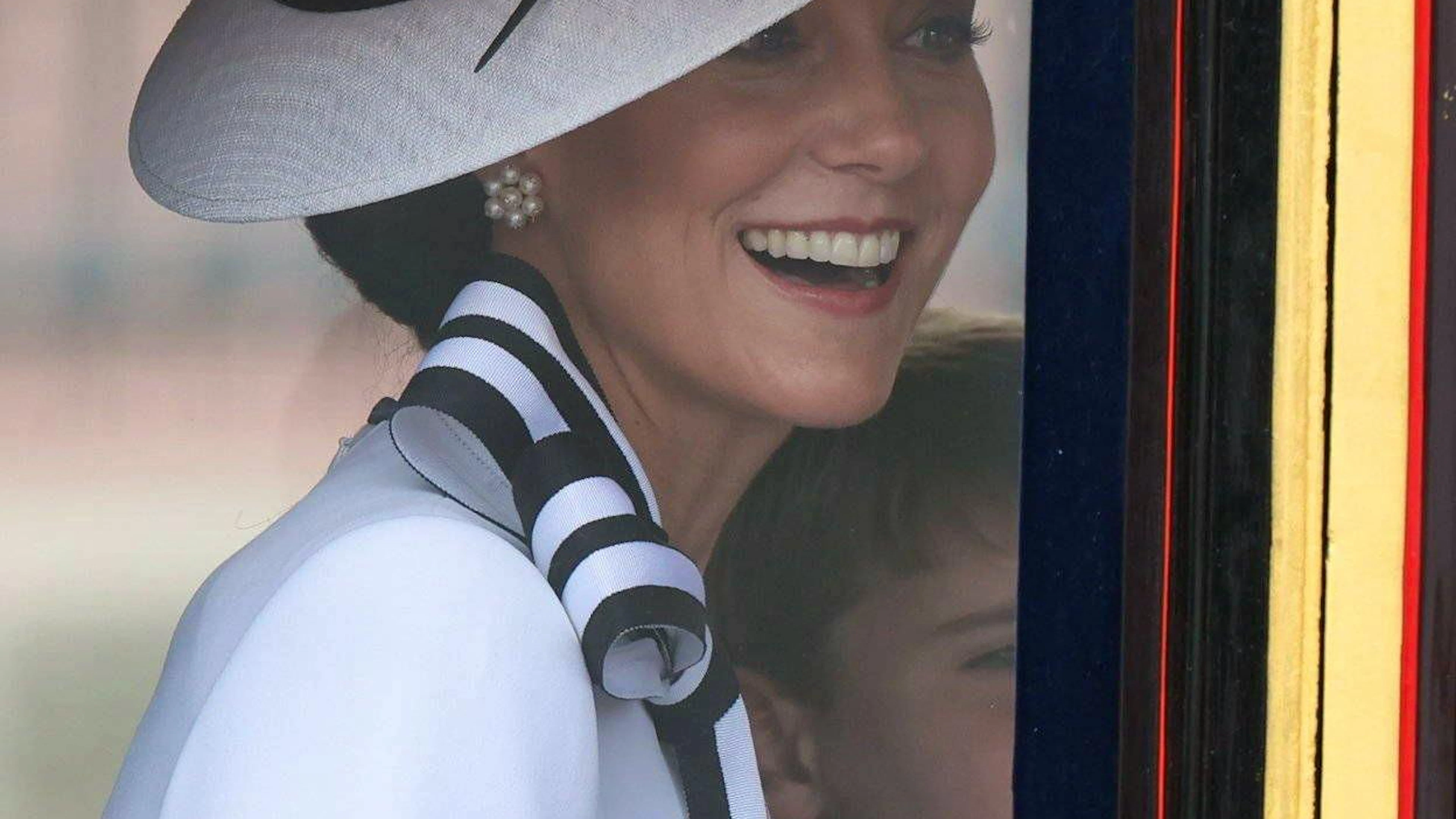Kate strahlt trotz Erkrankung: An der offiziellen Geburtstagsparade für den amtierenden Monarchen zeigt sich die Prinzessin erstmals wieder in der Öffentlichkeit.