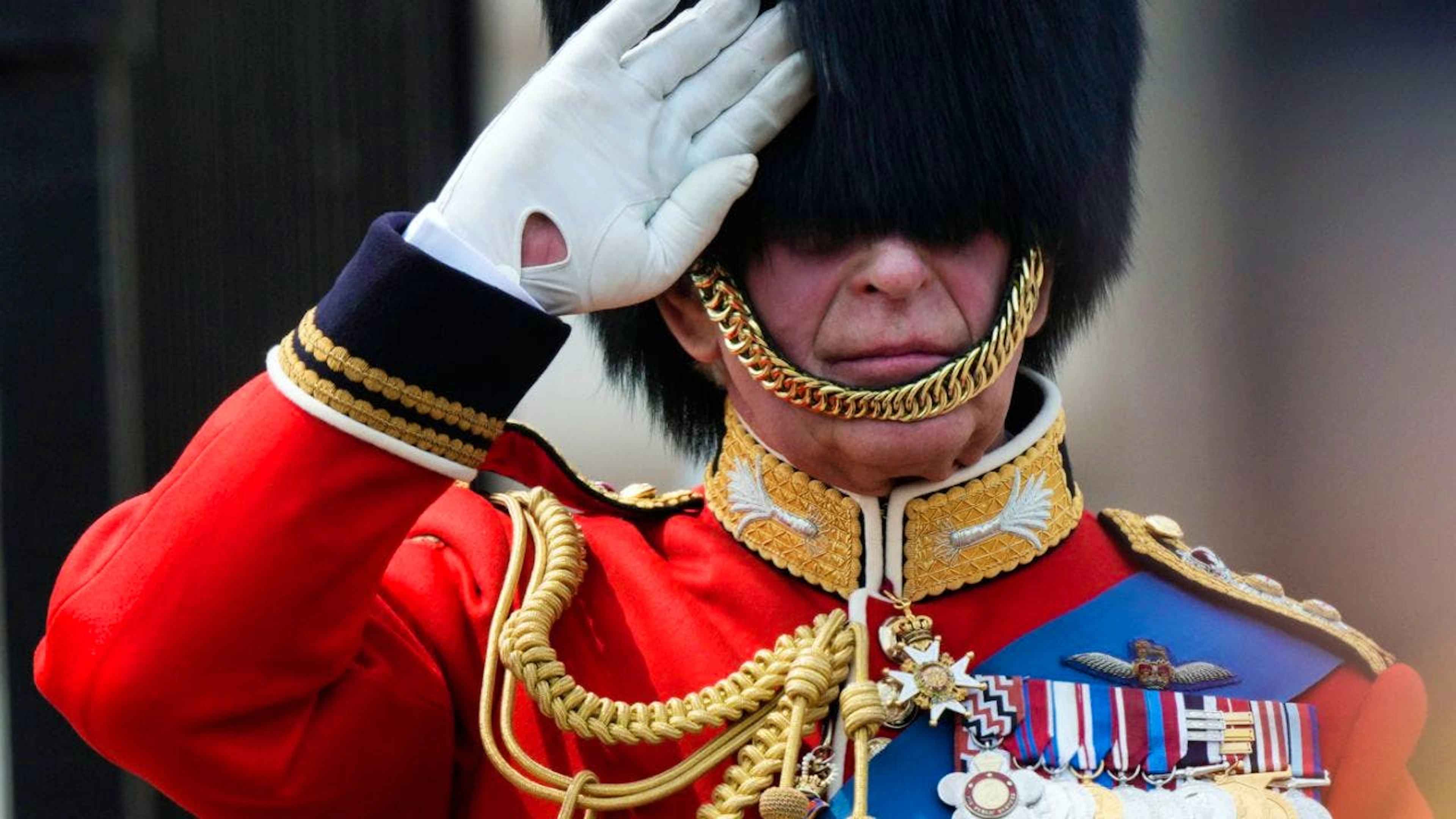 ARCHIV - Der britische König Charles III. nimmt an der "Trooping the Colour"-Parade im Jahr 2023 teil. Erstmals seit seiner Thronbesteigung wurde Charles mit der Geburtstagsparade geehrt. Foto: Alastair Grant/AP/dpa
