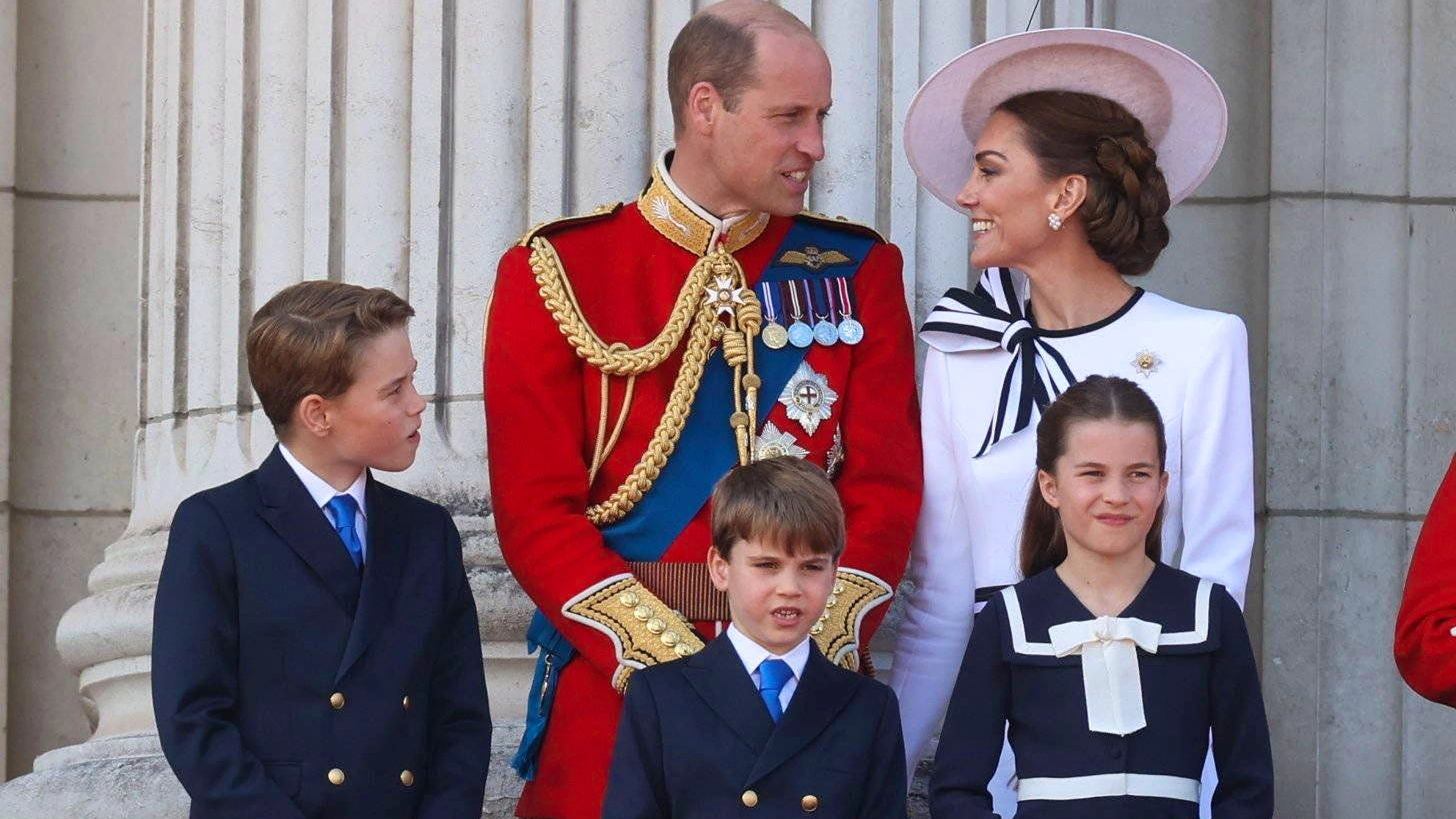 Zum ersten Mal wieder alle zusammen in der Öffentlichkeit: Prinzessin Kate mit Prinz William und den gemeinsamen Kindern auf dem Balkon. Das Lächeln von Kate haben Millionen vermisst.