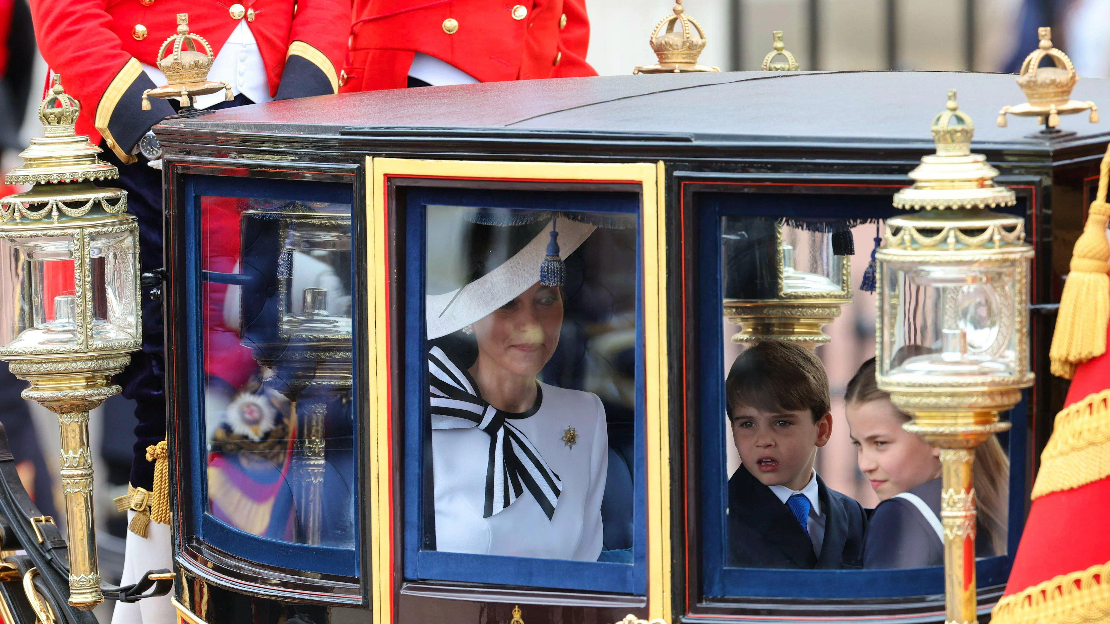 Mit ihr in der Kutsche sitzen ihre drei Kindern, Prinz George, Prinzessin Charlotte und Prinz Louis.
