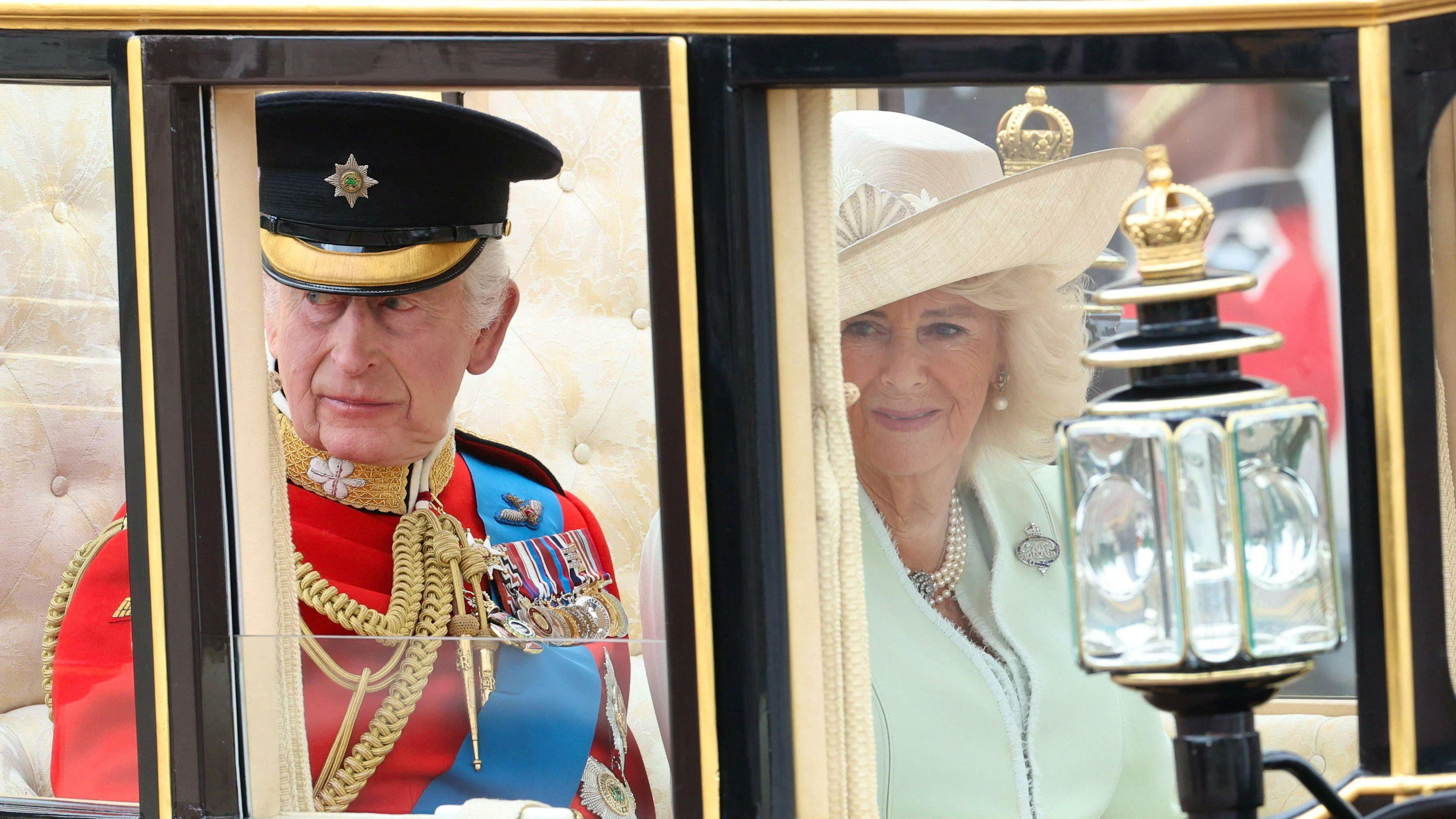 Auch Prinz Charles fährt dieses Jahr in einer pompösen Kutsche an der Militärparade mit. Wegen seiner Krebserkrankung sitzt er dieses Jahr nicht auf dem Ross.&nbsp;