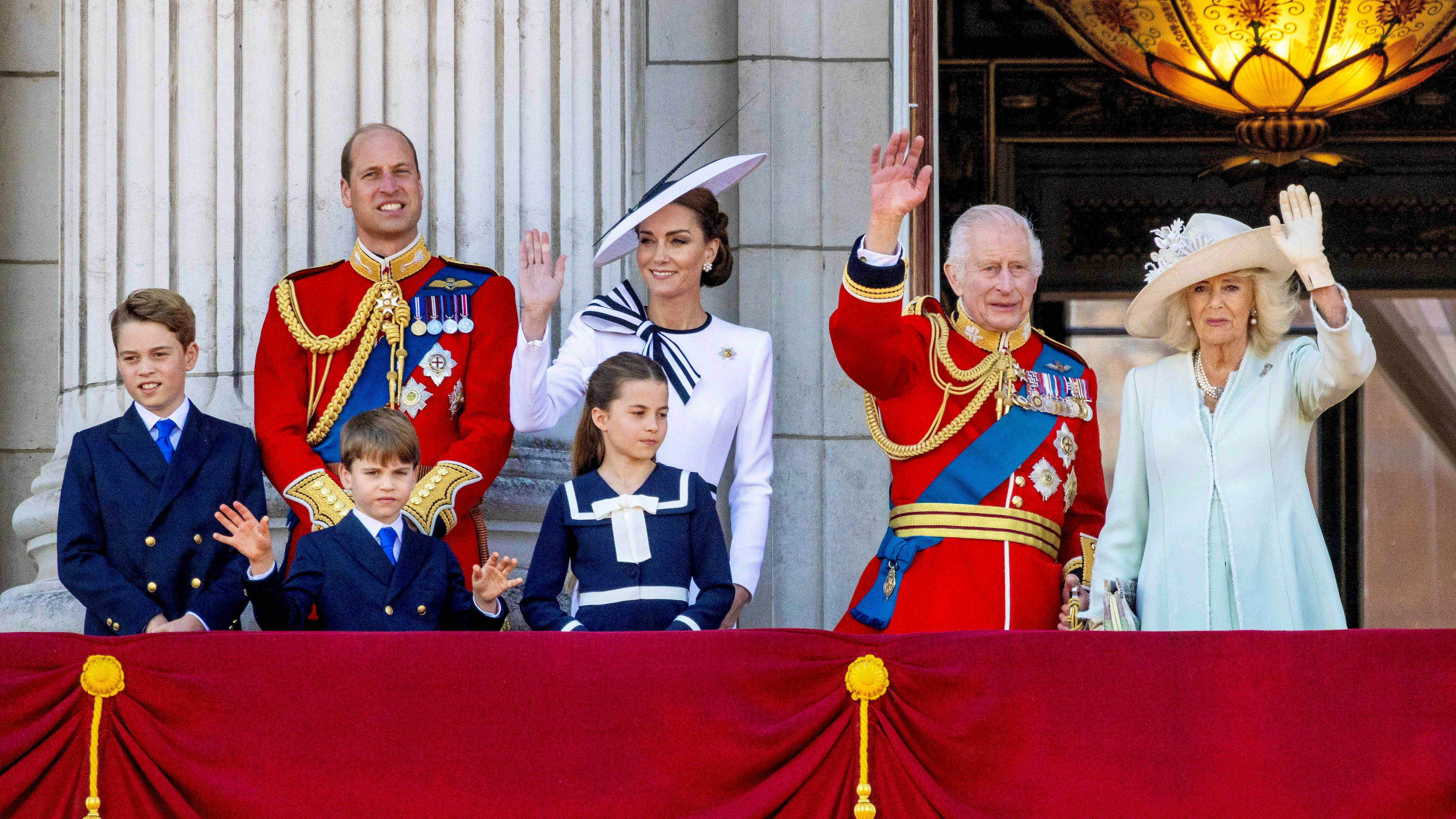 I saluti della famiglia reale dal balcone di Buckingham Palace.