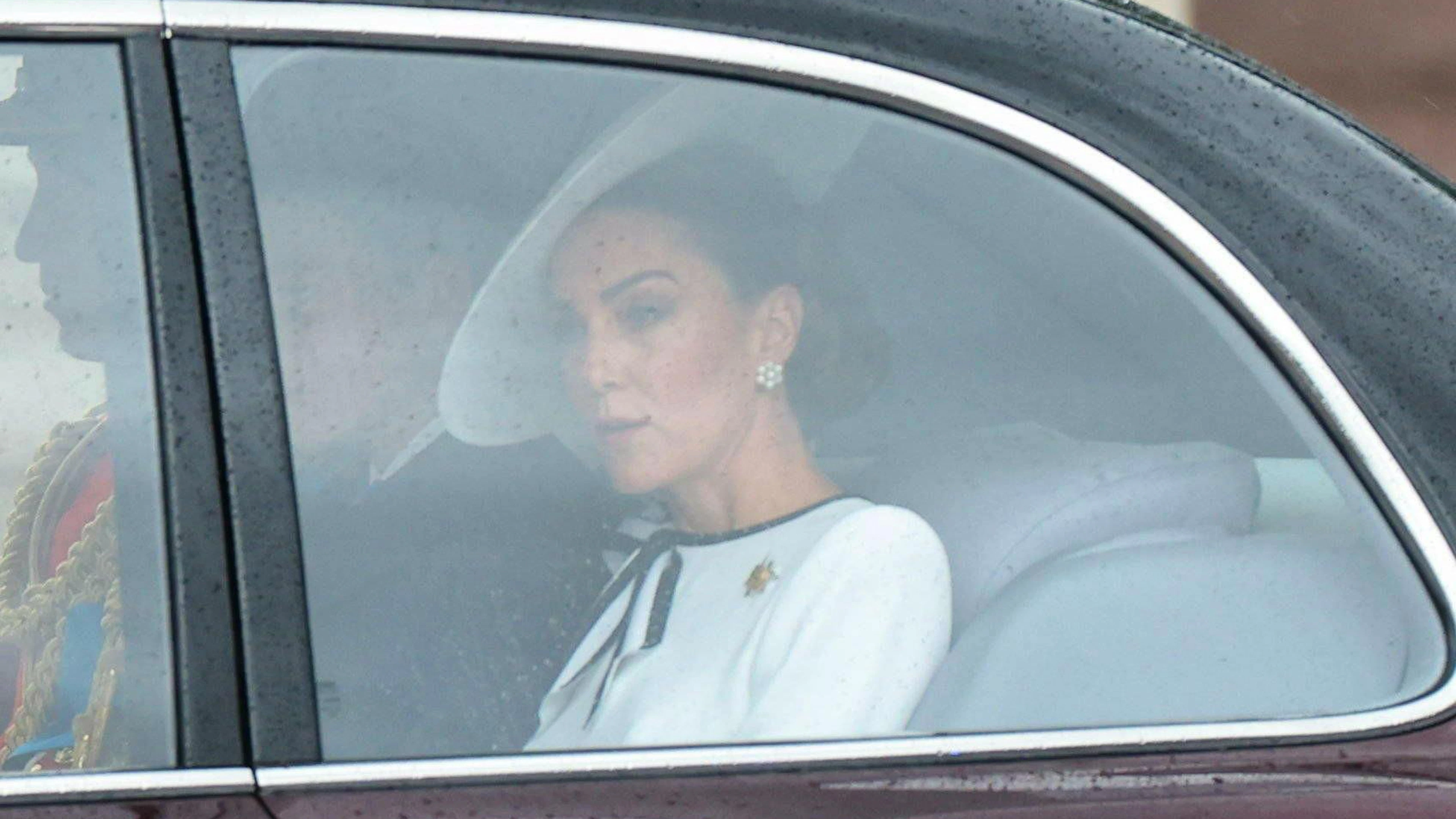 Schon vor ihrem offiziellen Auftritt erhaschte man einen Blick auf Prinzessin Kate, als sie zusammen mit Prinz George, Prinzessin Charlotte und Prinz Louis sowie Prinz William am Buckingham Palace ankam.