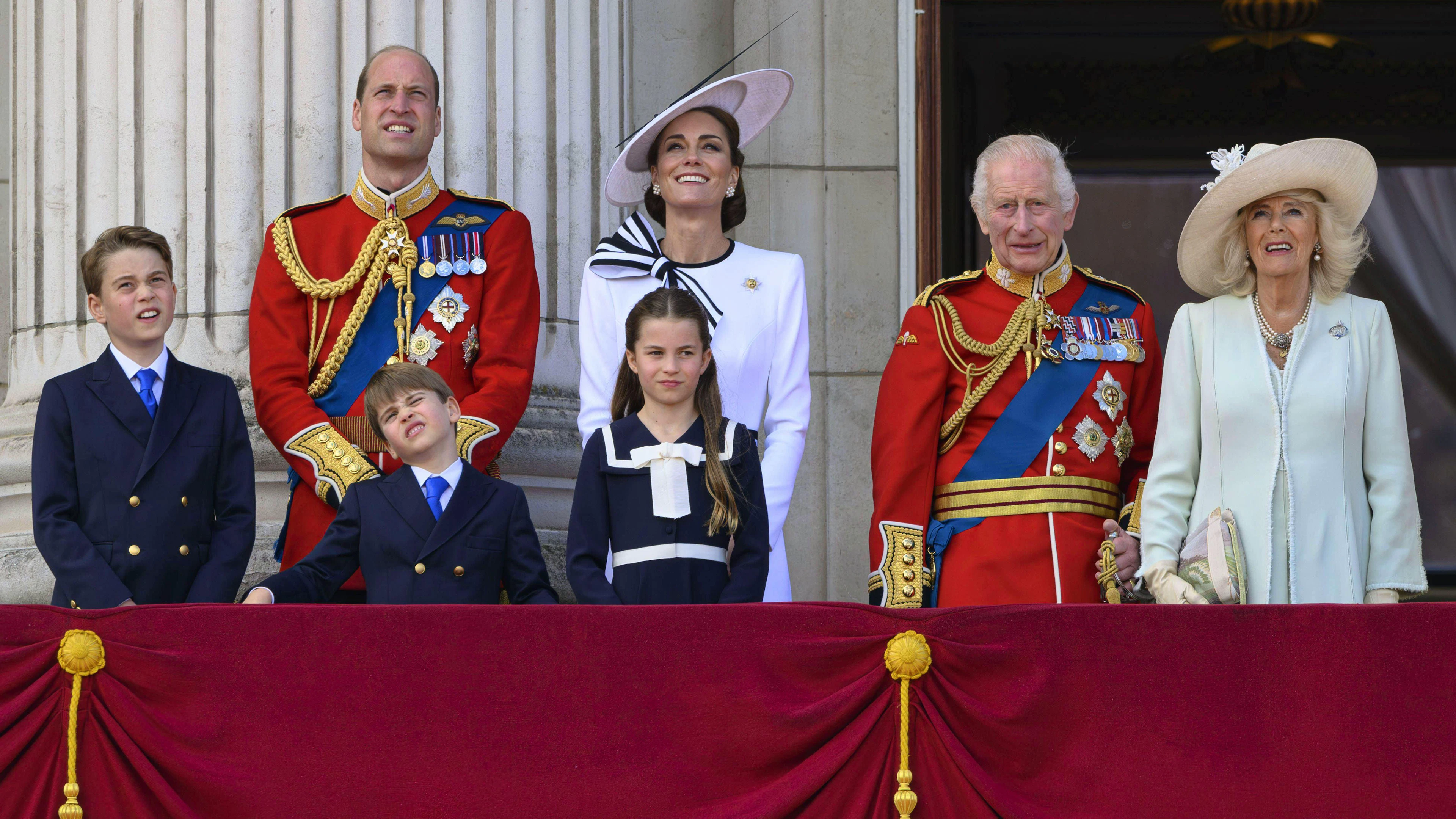 Endlich wieder vereint – die britische Königsfamilie auf dem Balkon des Buckingham-Palasts.