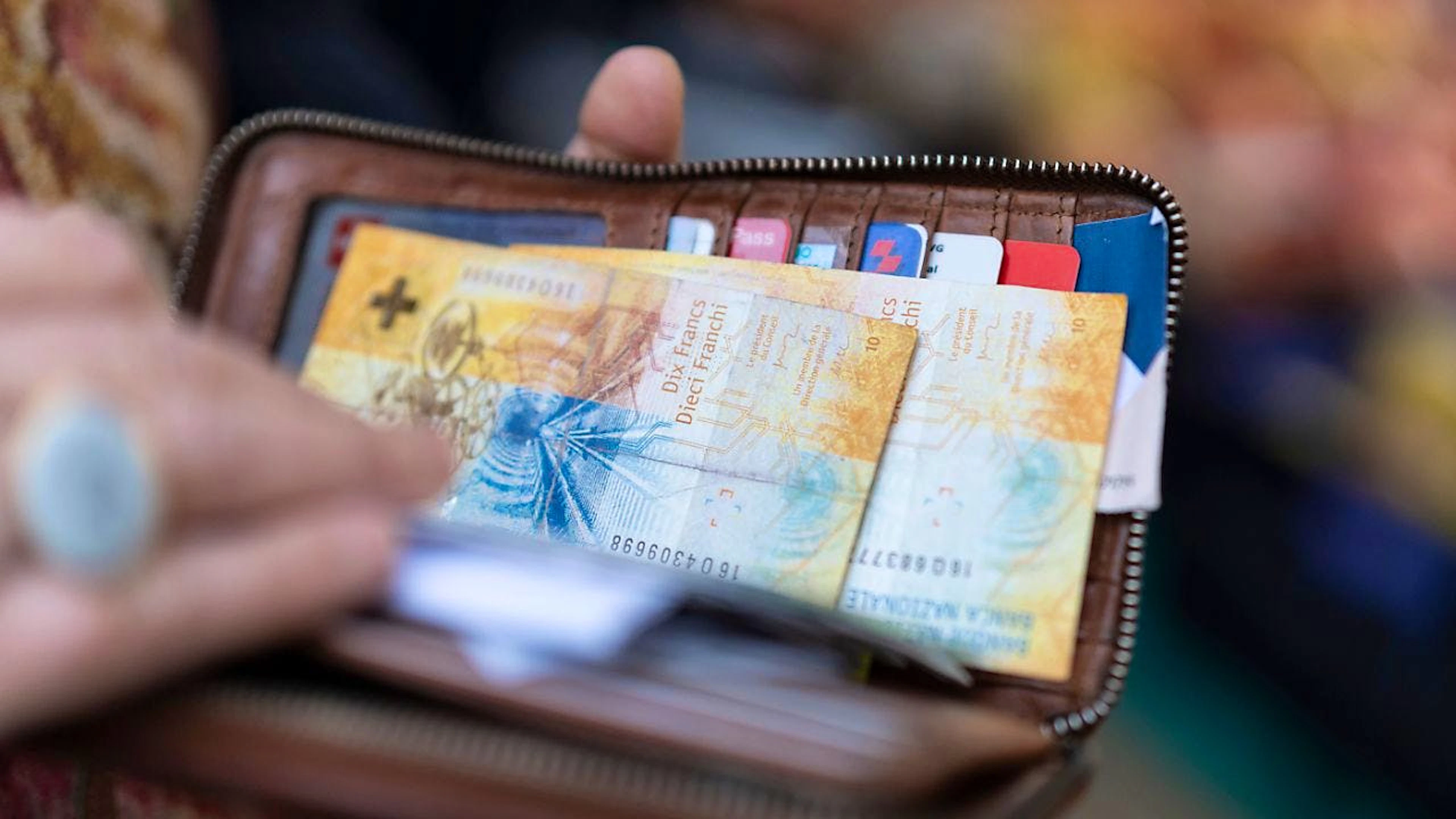Il potere d'acquisto dei salariati svizzeri dovrebbe diminuire anche quest'anno.